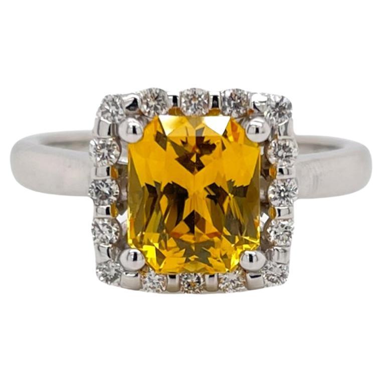 Bague halo de saphirs jaunes et de diamants en or blanc 18 carats en vente