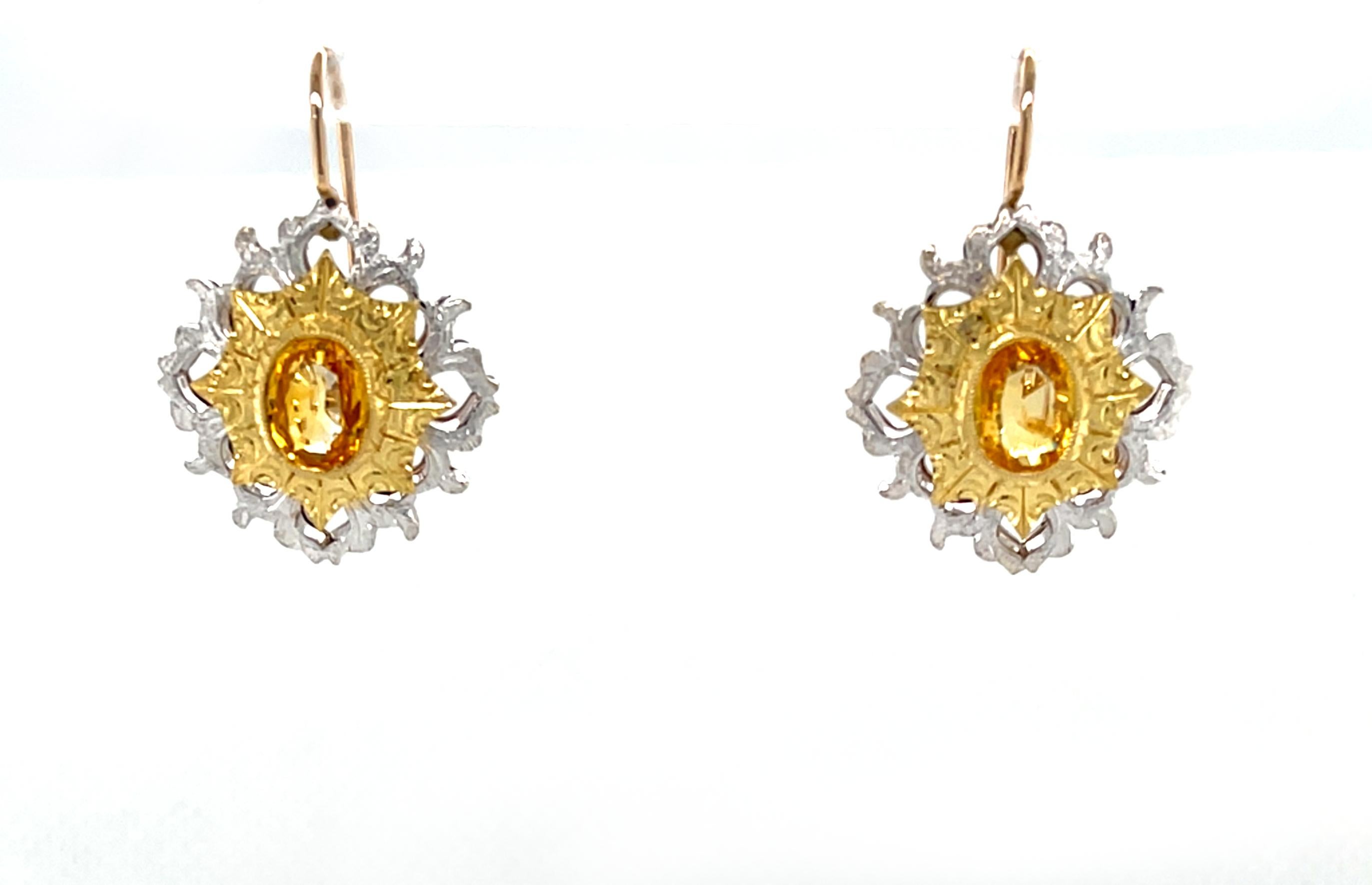 Questi spettacolari orecchini a goccia con zaffiro giallo sono stati realizzati a mano in oro bianco e giallo 18 carati dai nostri maestri gioiellieri di Los Angeles e presentano una coppia di zaffiri color giallo limone intenso splendidamente