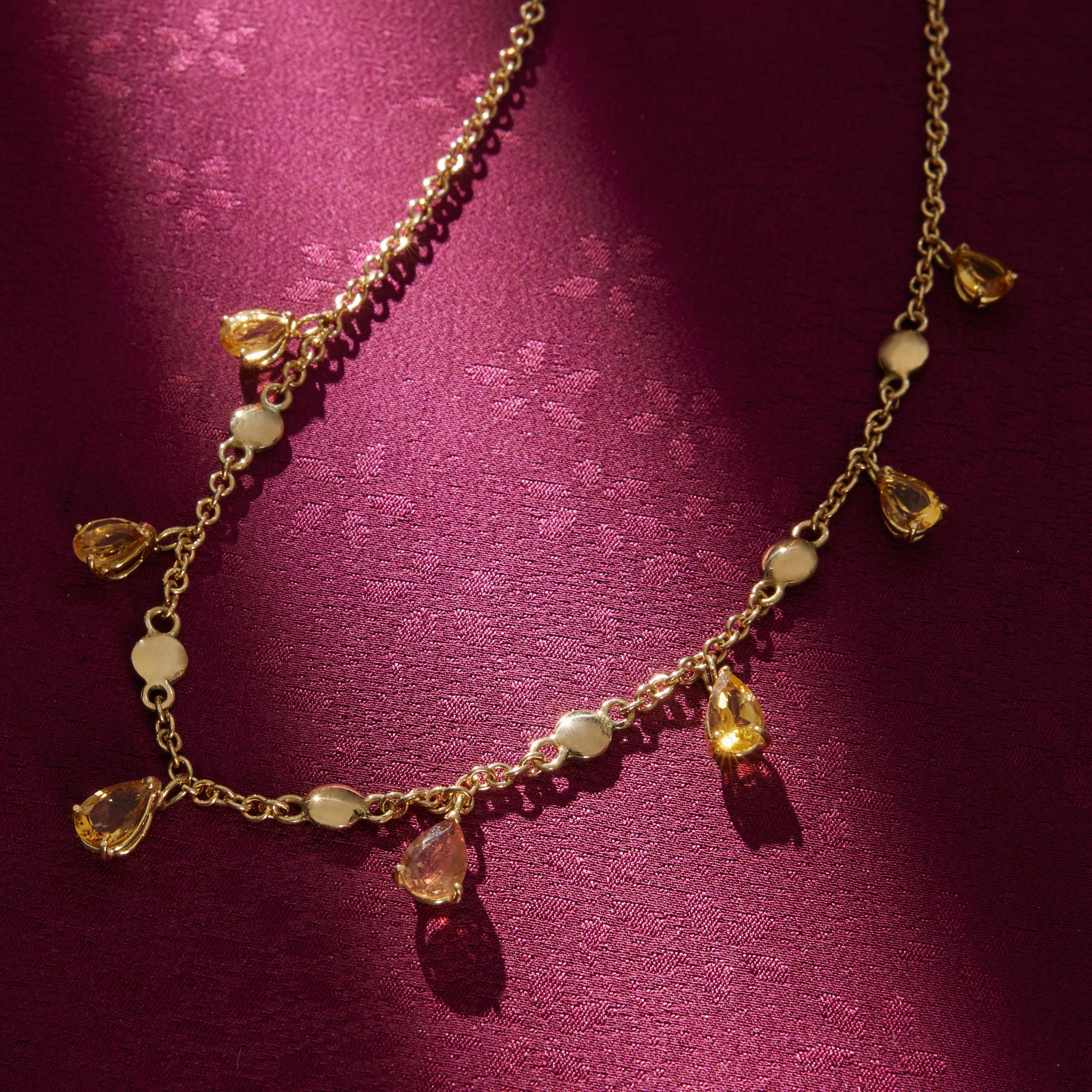 Ce collier de gouttes est entièrement réalisé à la main. La longueur totale est de 45 cm et il est composé de 21gr d'or 18k. Les gouttes de safran jaune alternent avec des lentilles d'or.
Tous les bijoux de Giulia Colussi sont neufs et n'ont jamais