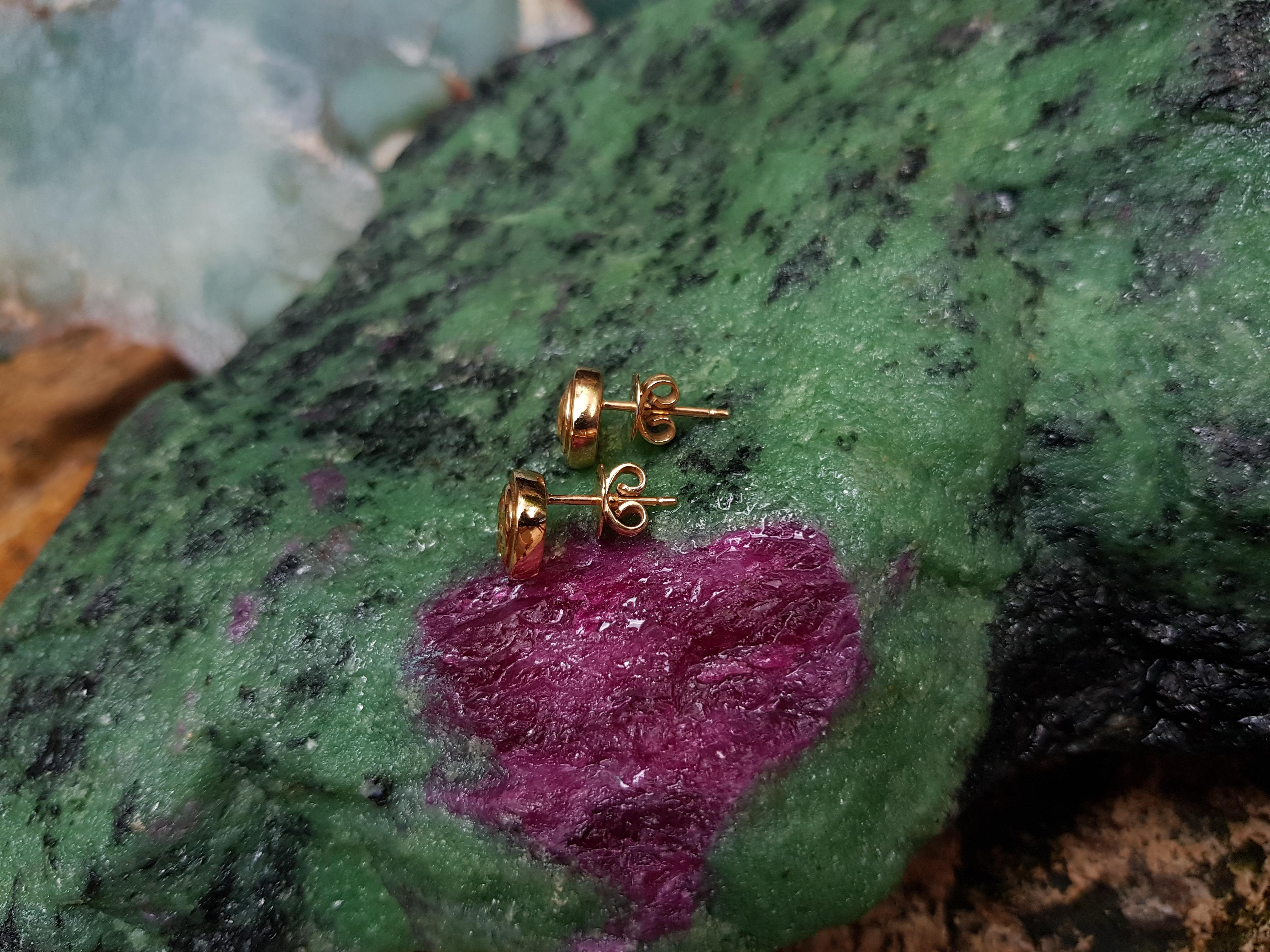 Yellow Sapphire Earrings Set in 18 Karat Gold Settings In New Condition For Sale In Bangkok, TH