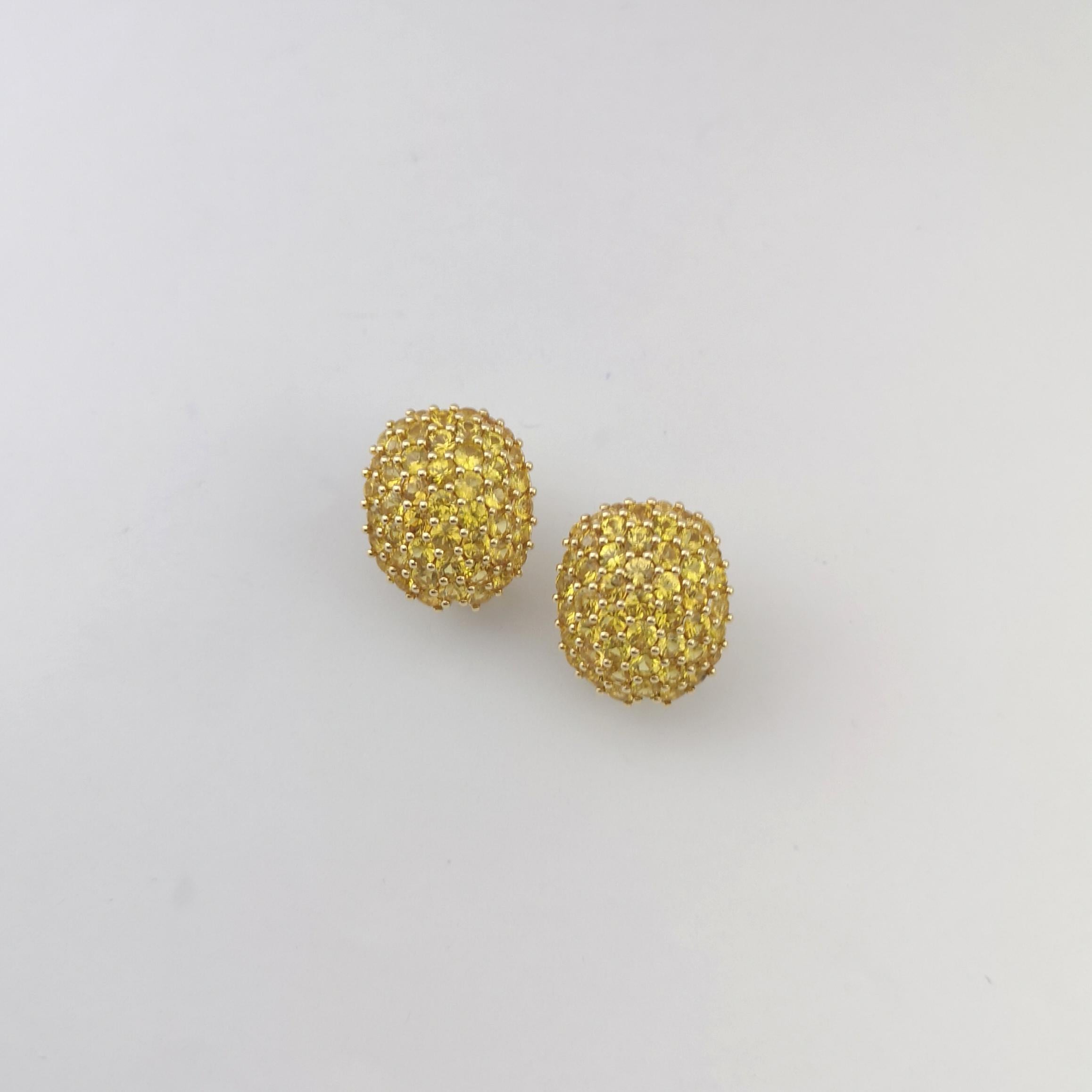 Orecchini con zaffiro giallo e montatura in oro 18 carati In condizioni Nuovo in vendita a Bangkok, TH