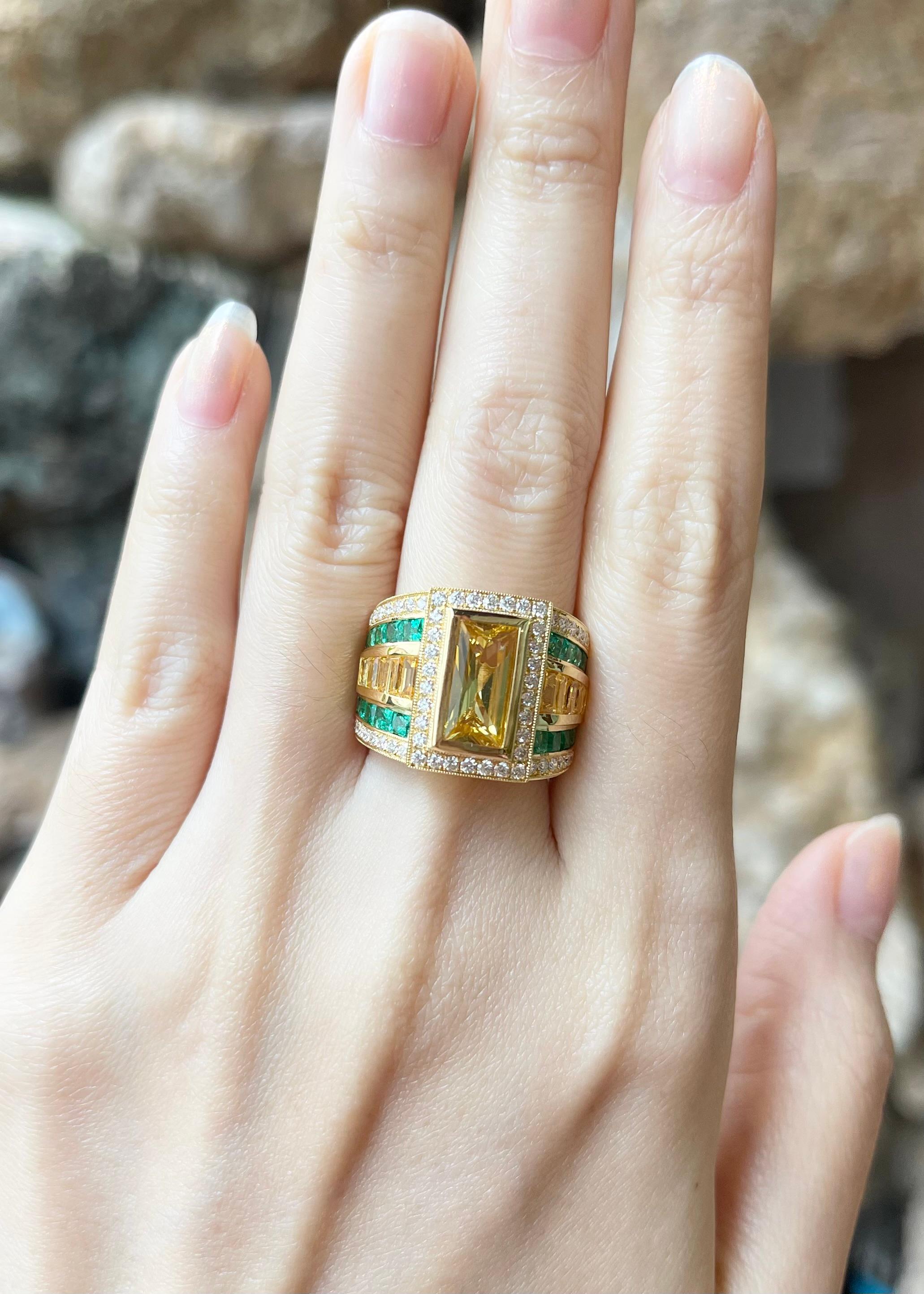 Gelber Saphir 2,03 Karat, Smaragd 1,28 Karat, Gelber Saphir 1,31 Karat und Diamant 0,77 Karat Ring in 18K Goldfassung

Breite:  2.1 cm 
Länge: 1.7 cm
Ringgröße: 54
Gesamtgewicht: 13,97 Gramm

