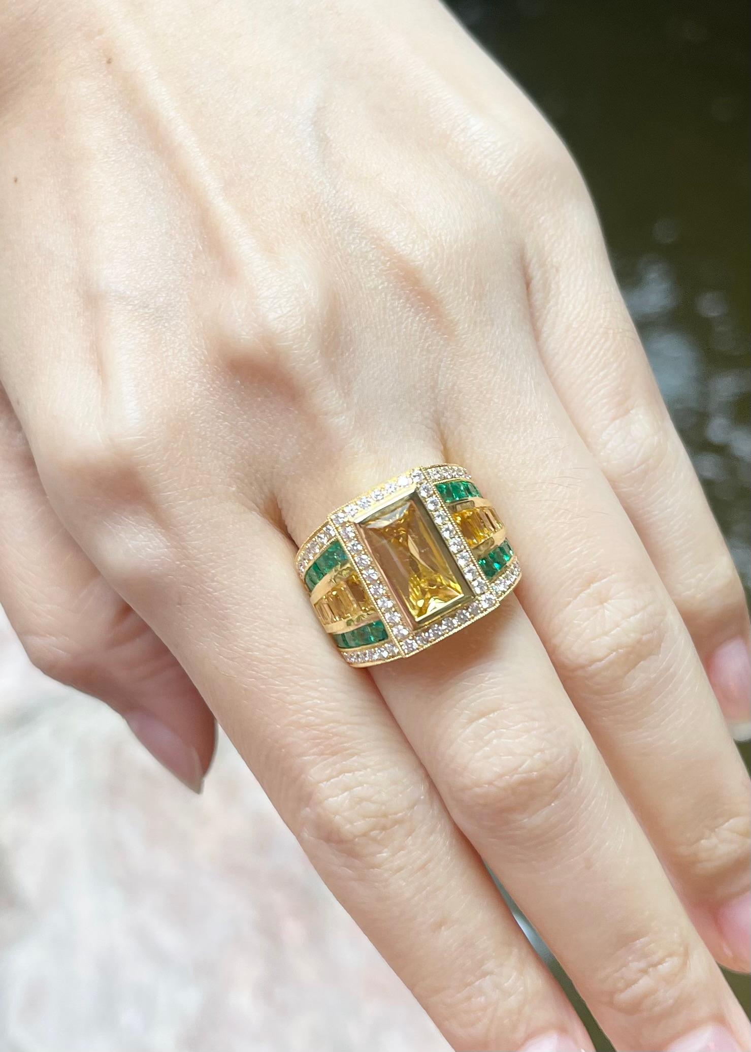 Ring mit gelbem Saphir, Smaragd und Diamant in 18 Karat Goldfassungen gefasst (Gemischter Schliff) im Angebot