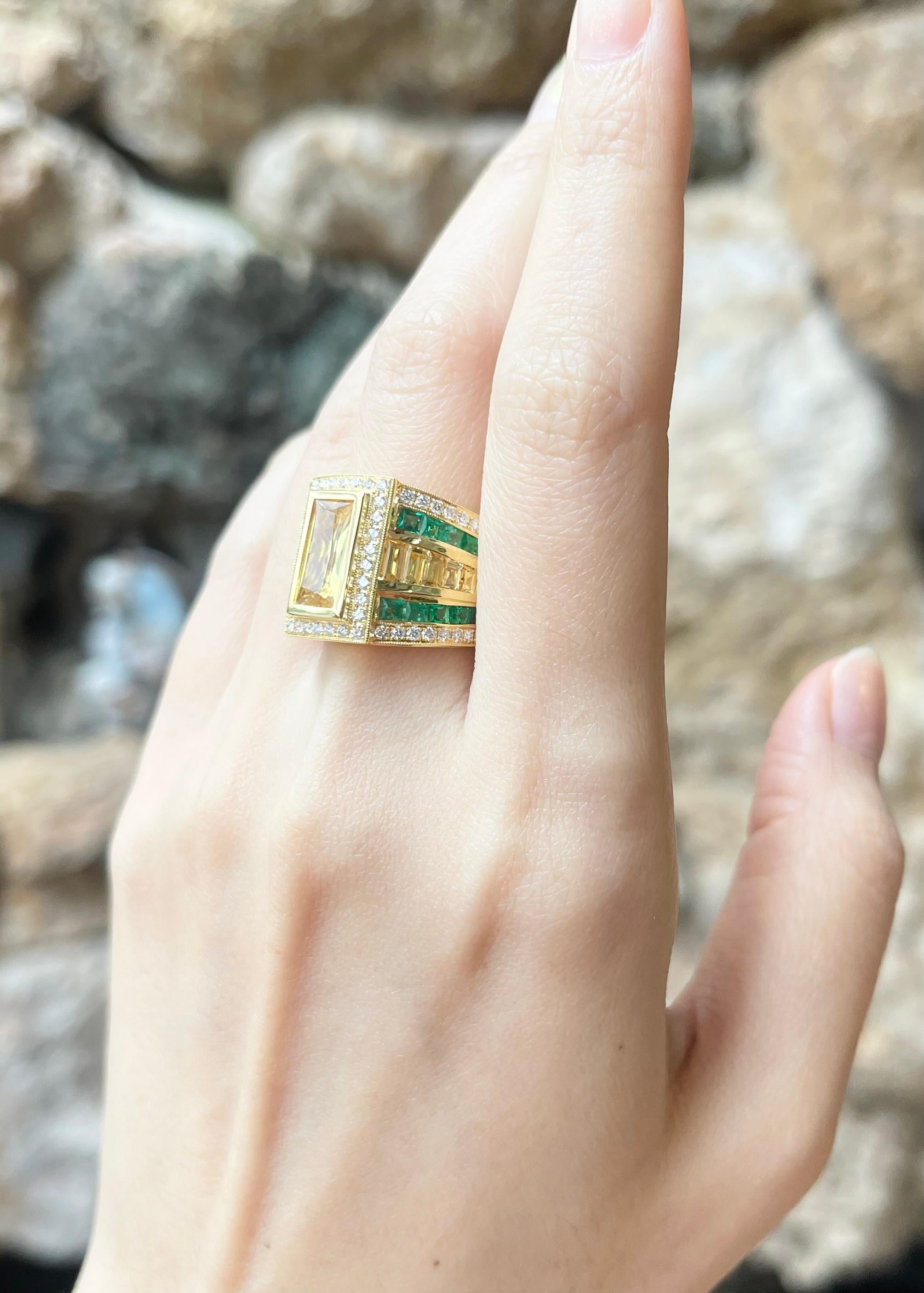 Ring mit gelbem Saphir, Smaragd und Diamant in 18 Karat Goldfassungen gefasst im Zustand „Neu“ im Angebot in Bangkok, TH