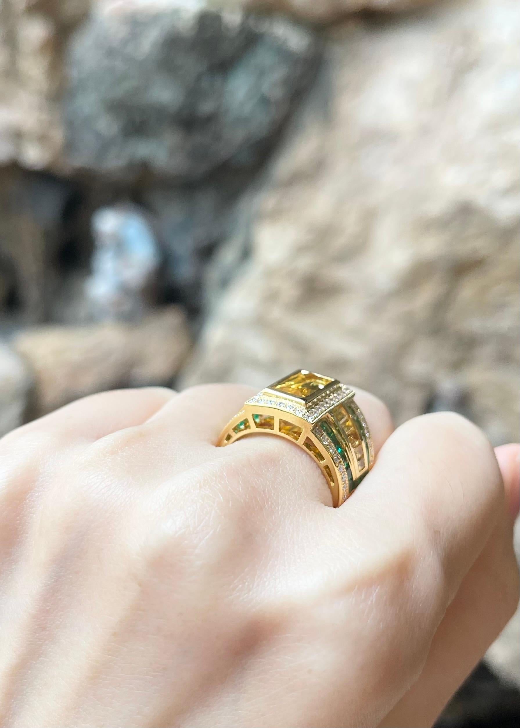 Ring mit gelbem Saphir, Smaragd und Diamant in 18 Karat Goldfassungen gefasst für Damen oder Herren im Angebot