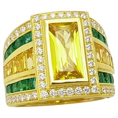 Anello con zaffiro giallo, smeraldo e diamante incastonati in oro 18 carati