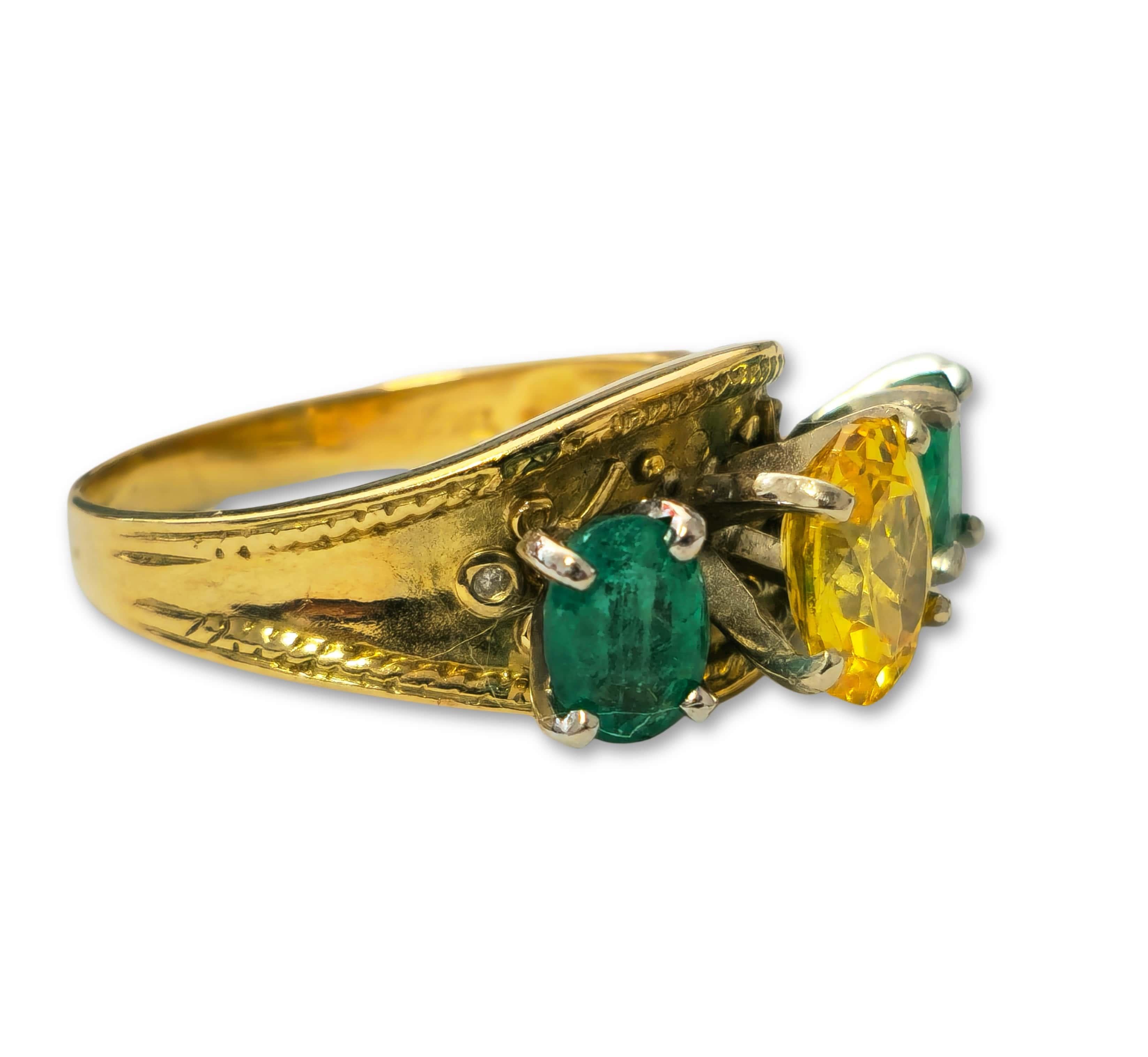Yellow Sapphire & Emerald Cocktail Ring in 18k yellow Gold In Excellent Condition For Sale In Miami, FL