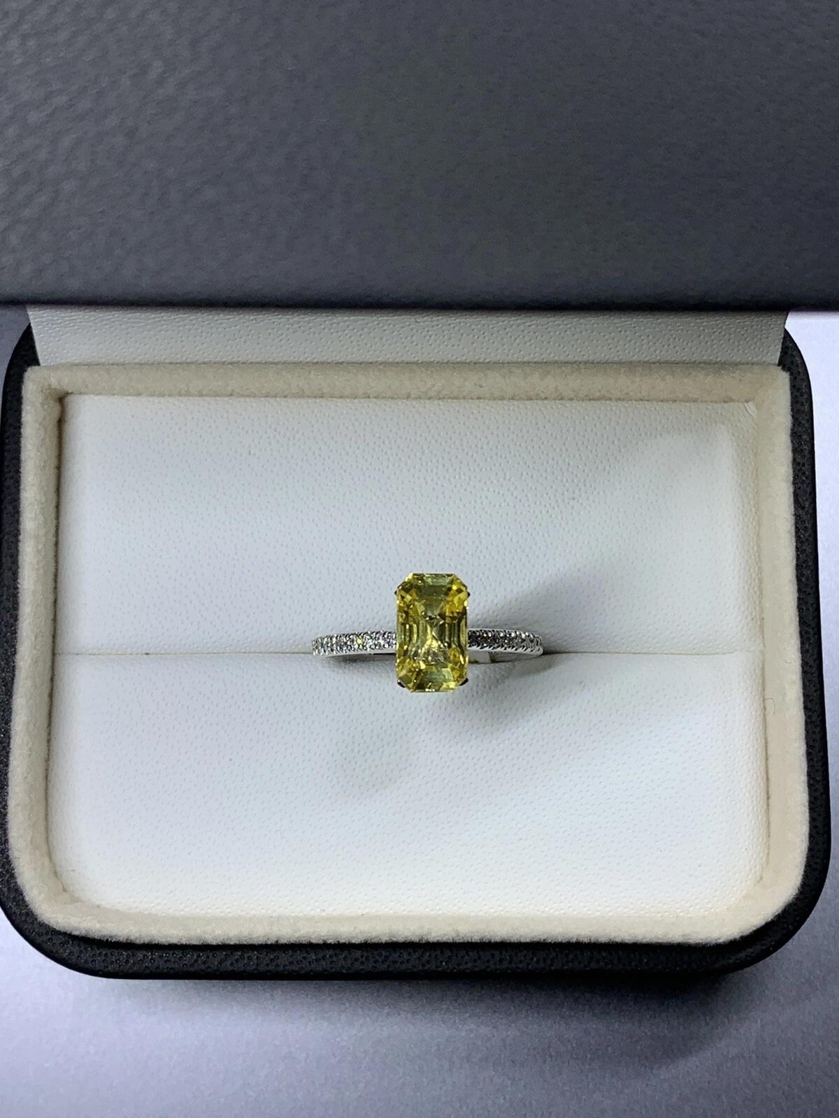 3.00ct Saphir jaune émeraude diamants bague de fiançailles en platine.

Bague de fiançailles en platine en forme d'émeraude en saphir jaune vif, pierre naturelle non traitée, pureté et diamant en pavé.

Pierre centrale en émeraude d'un poids total