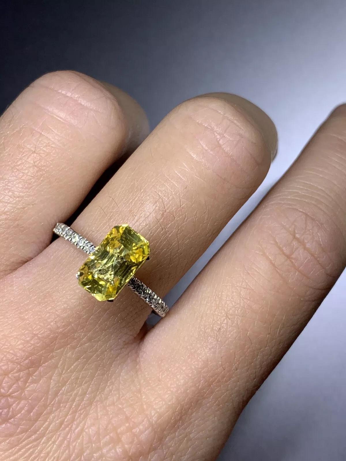 Taille émeraude Bague de fiançailles en saphir jaune, émeraude et diamants en platine. en vente