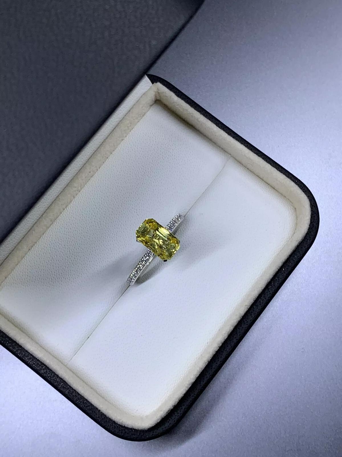 Bague de fiançailles en saphir jaune, émeraude et diamants en platine. Neuf - En vente à London, GB