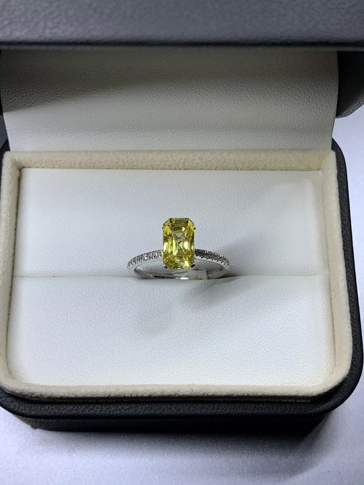 Bague de fiançailles en saphir jaune, émeraude et diamants en platine. Unisexe en vente