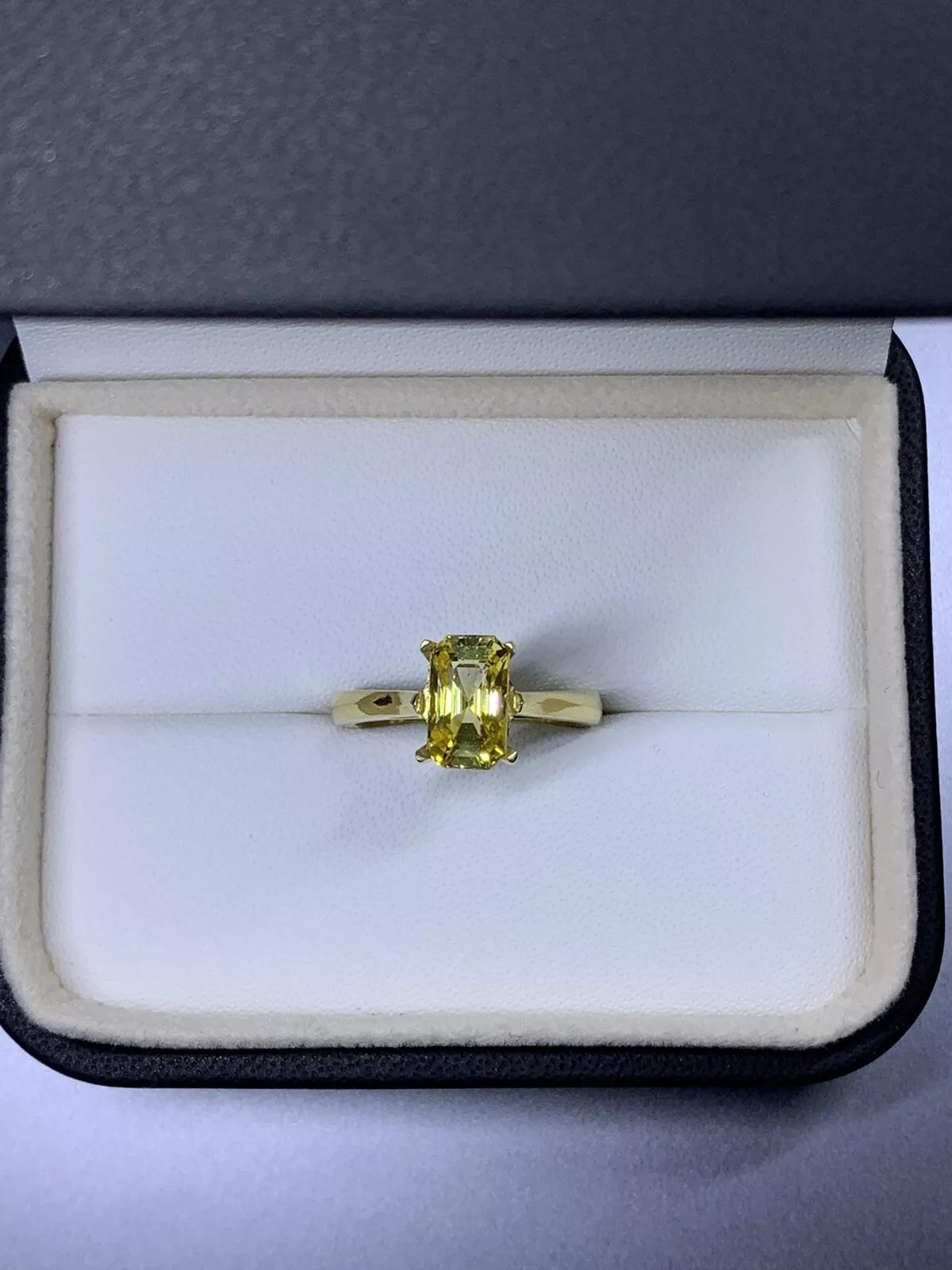 Bague de fiançailles saphir jaune émeraude de 3,01ct en or jaune 18k.

Magnifique bague de fiançailles solitaire en or jaune 18ct avec émeraude et saphir.

La bague peut être redimensionnée

Boîte et évaluation incluses.