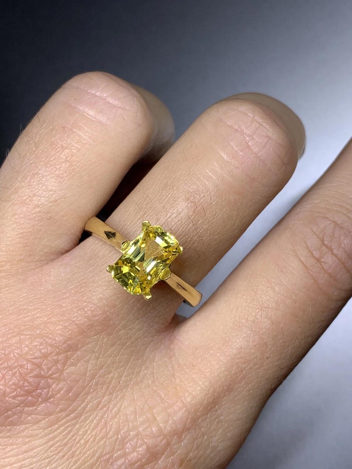 Taille émeraude Bague de fiançailles saphir jaune émeraude en or jaune 18 carats. en vente