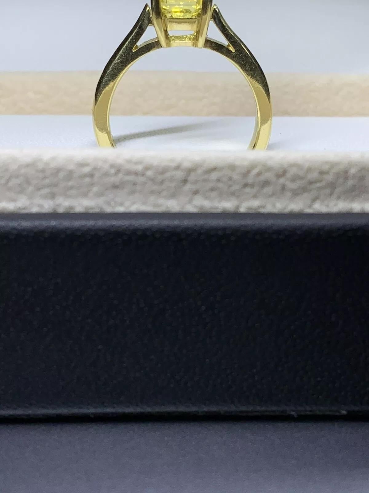 Bague de fiançailles saphir jaune émeraude en or jaune 18 carats. Unisexe en vente