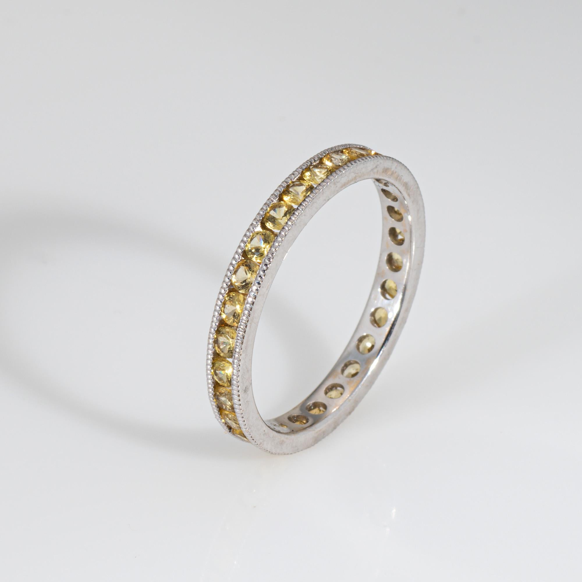 Stilvolles Stapelarmband mit gelbem Saphir aus 18 Karat Weißgold. 

Die gelben Saphire mit rundem Brillantschliff werden auf je 1,5 mm geschätzt.  

Der Ring ist mit leuchtend gelben Saphiren besetzt und kann sowohl einzeln als auch gestapelt