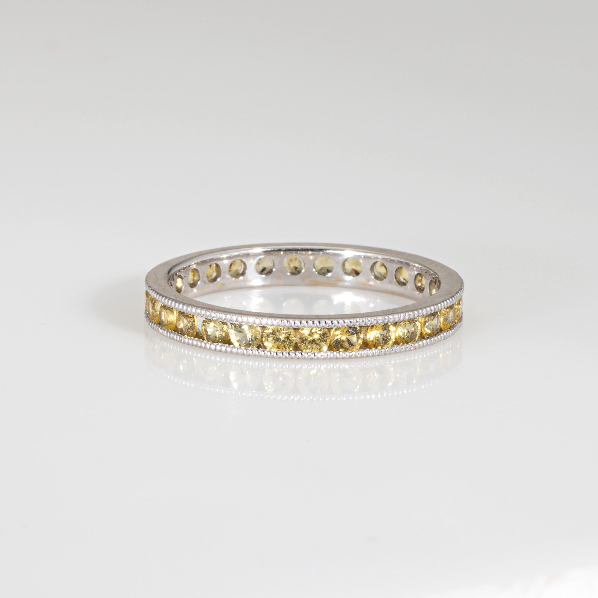 Gelber Saphir Eternity Ring Sz 7,5 18k Weißgold Stacking Band Feiner Schmuck (Zeitgenössisch) im Angebot