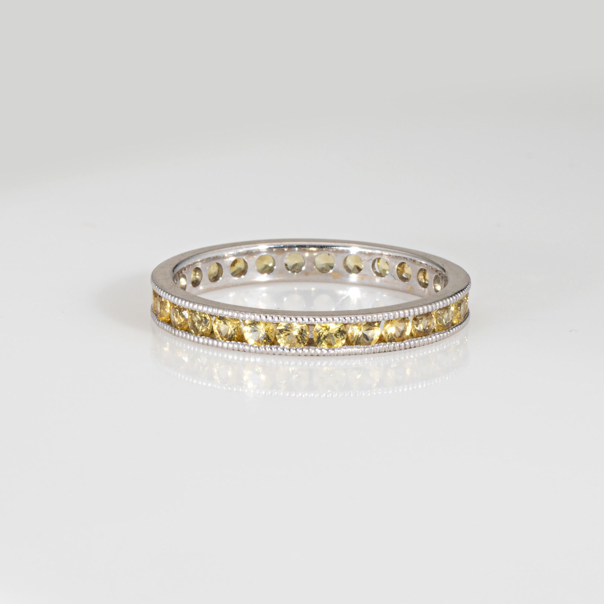 Gelber Saphir Eternity Ring Sz 7,5 18k Weißgold Stacking Band Feiner Schmuck (Brillantschliff) im Angebot