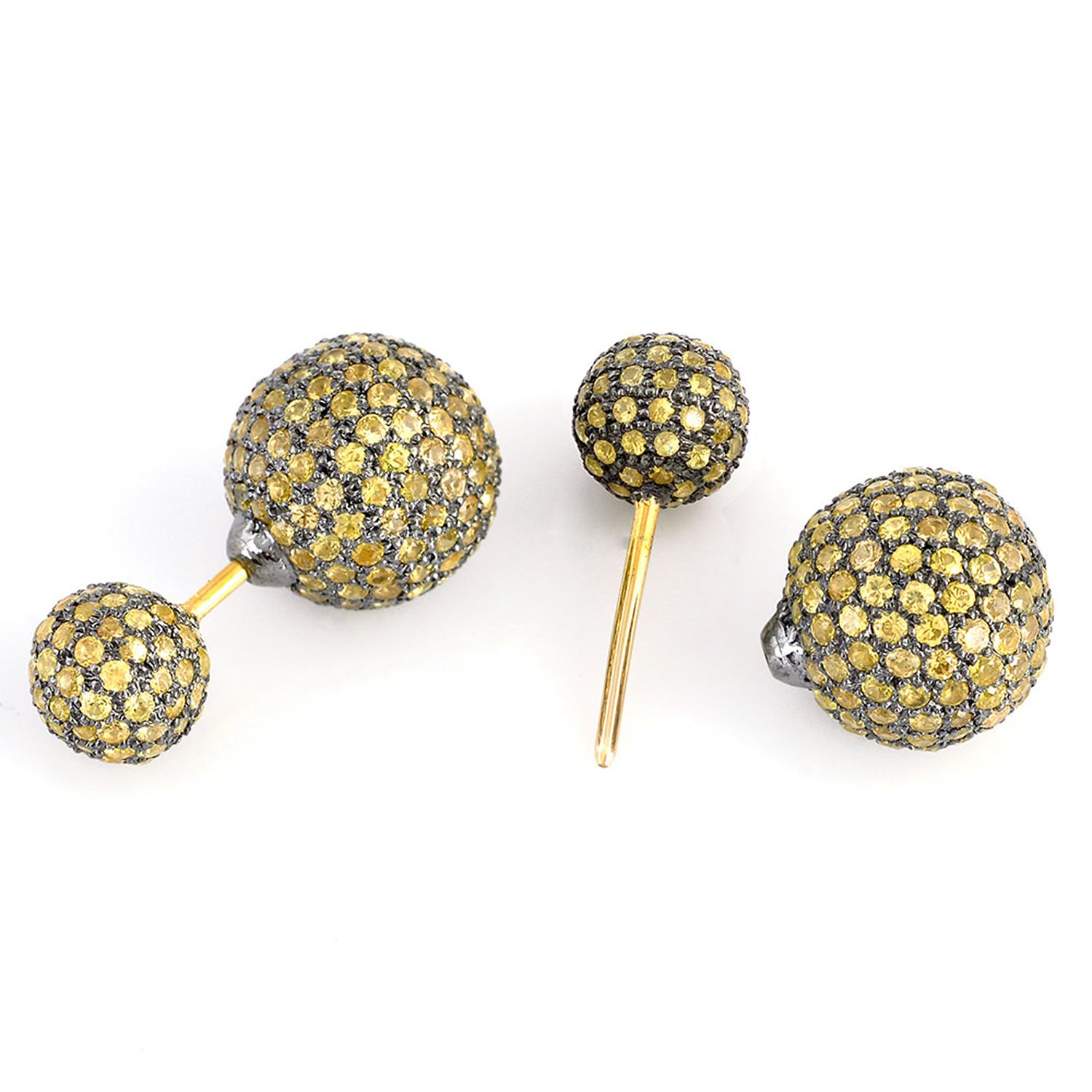 Sii al passo con la nuova tendenza degli orecchini con un paio di orecchini a perno a doppia faccia. Realizzati in oro a 18 carati e argento sterling, questi orecchini a perno sono incastonati a mano con 6,64 carati di zaffiro giallo con finitura