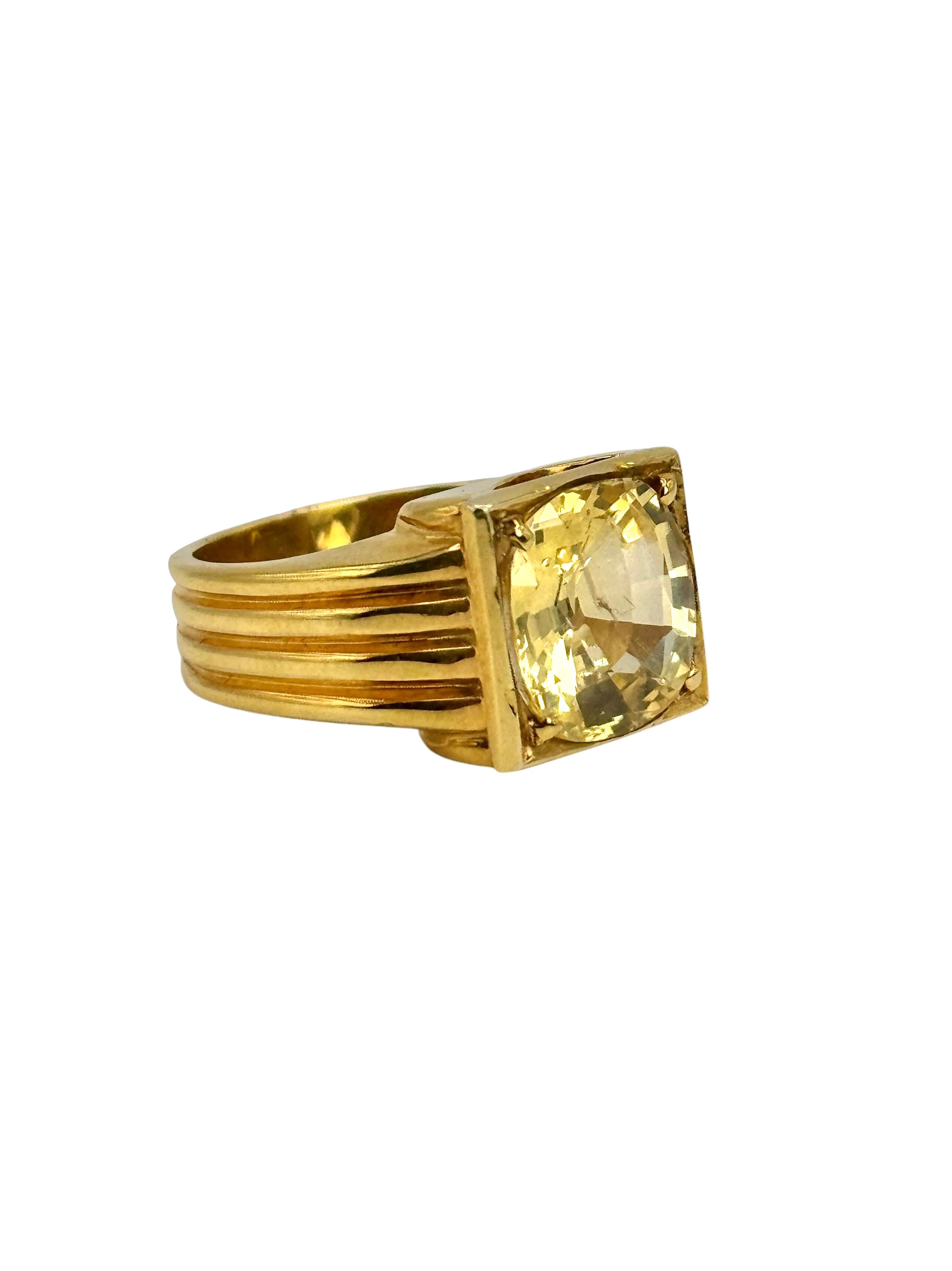 14K  Yellow Gold Yellow Sapphire Ring In Excellent Condition For Sale In Great Neck Plaza, NY