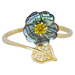 Anello in oro con zaffiro giallo