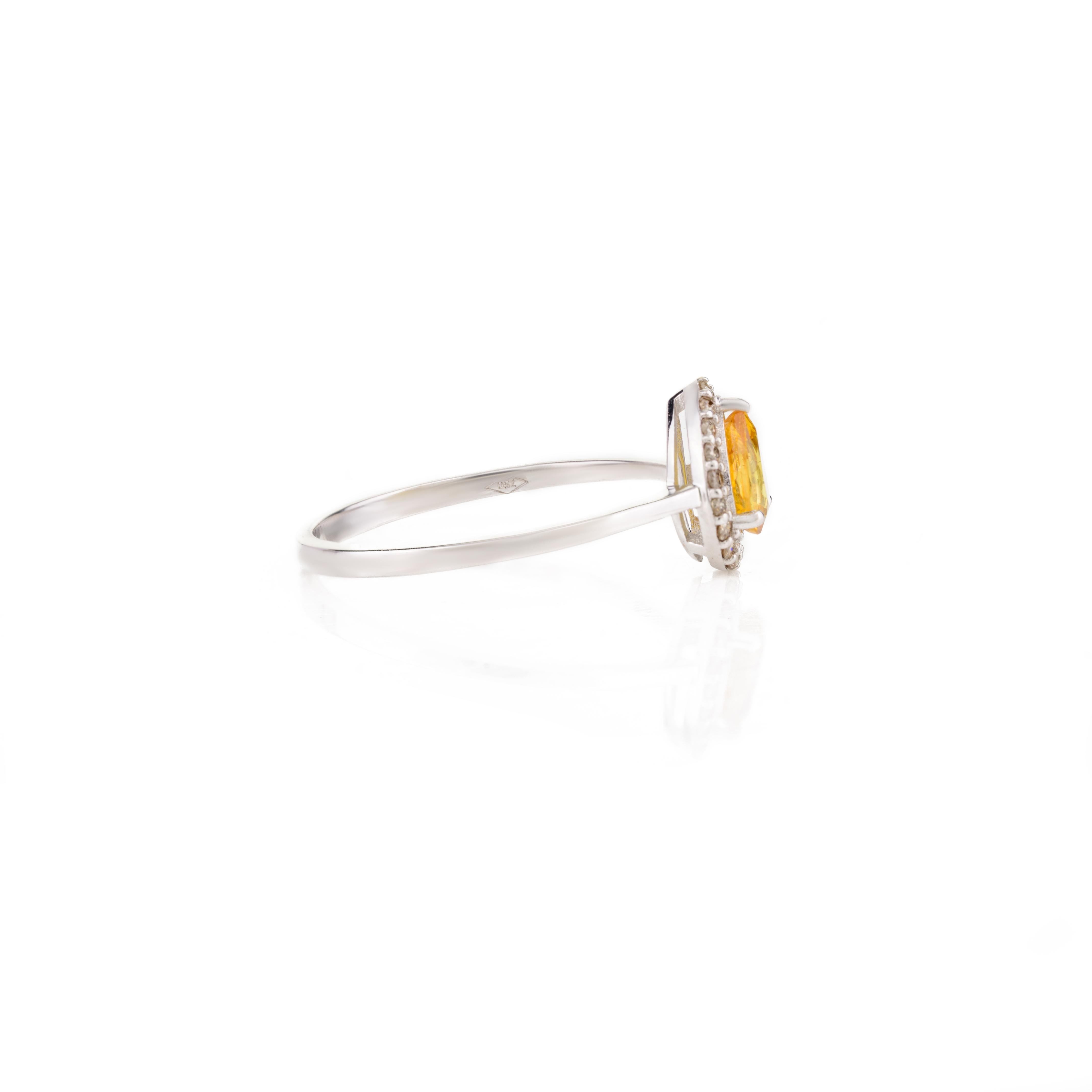 En vente :  Bague de fiançailles en or blanc massif 18k avec saphir jaune et halo de diamants pour elle 3