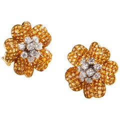 Boucles d'oreilles fleur de hibiscus en or 14 carats, saphir jaune et diamants