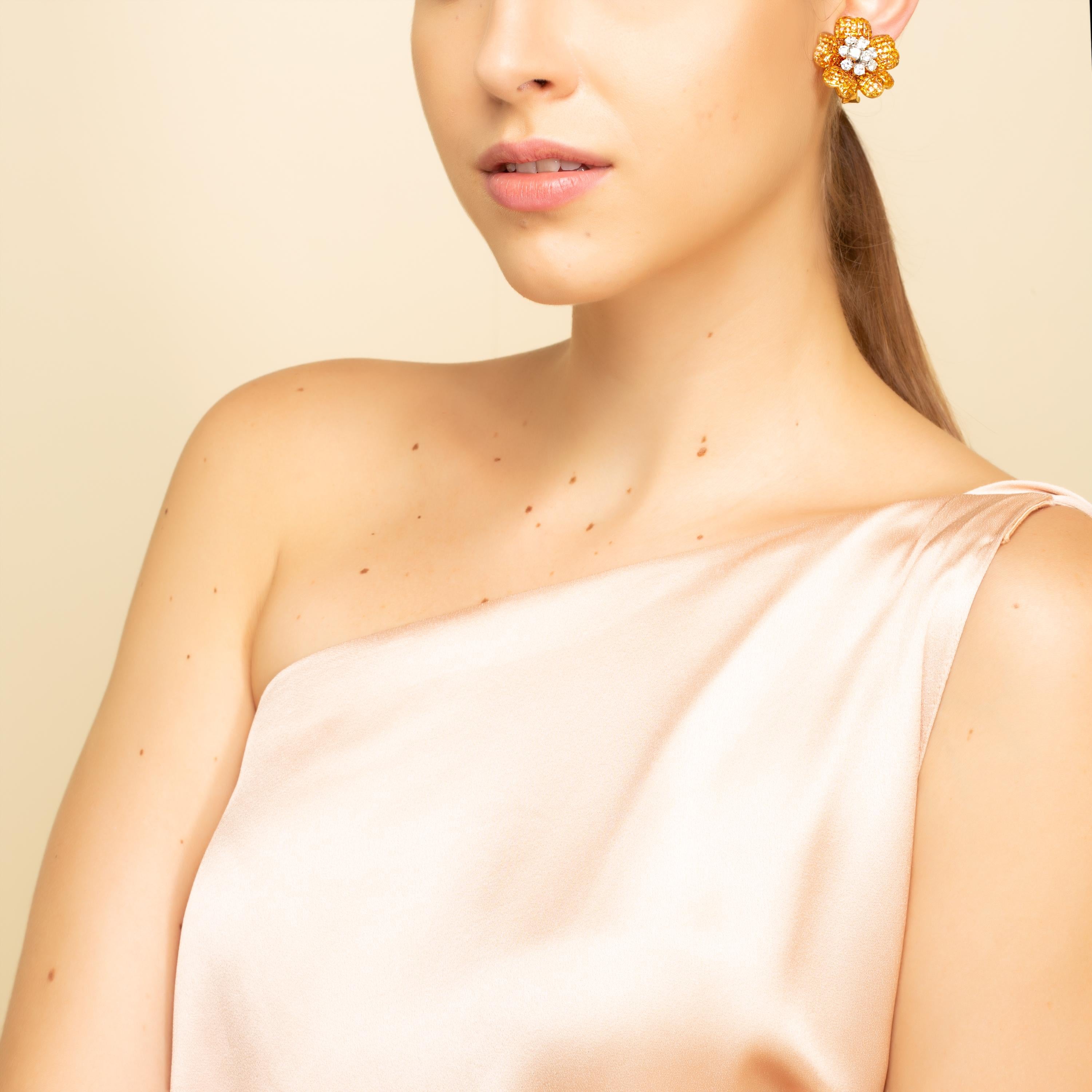 Gelbe gelbe Saphir-Blumen-Ohrringe aus Hibiskus 

22,21 Karat unsichtbar gefasste gelbe Saphire und 3,50 Karat Diamanten in 14kt Gold gefasst.  

Kostenloser Versand weltweit