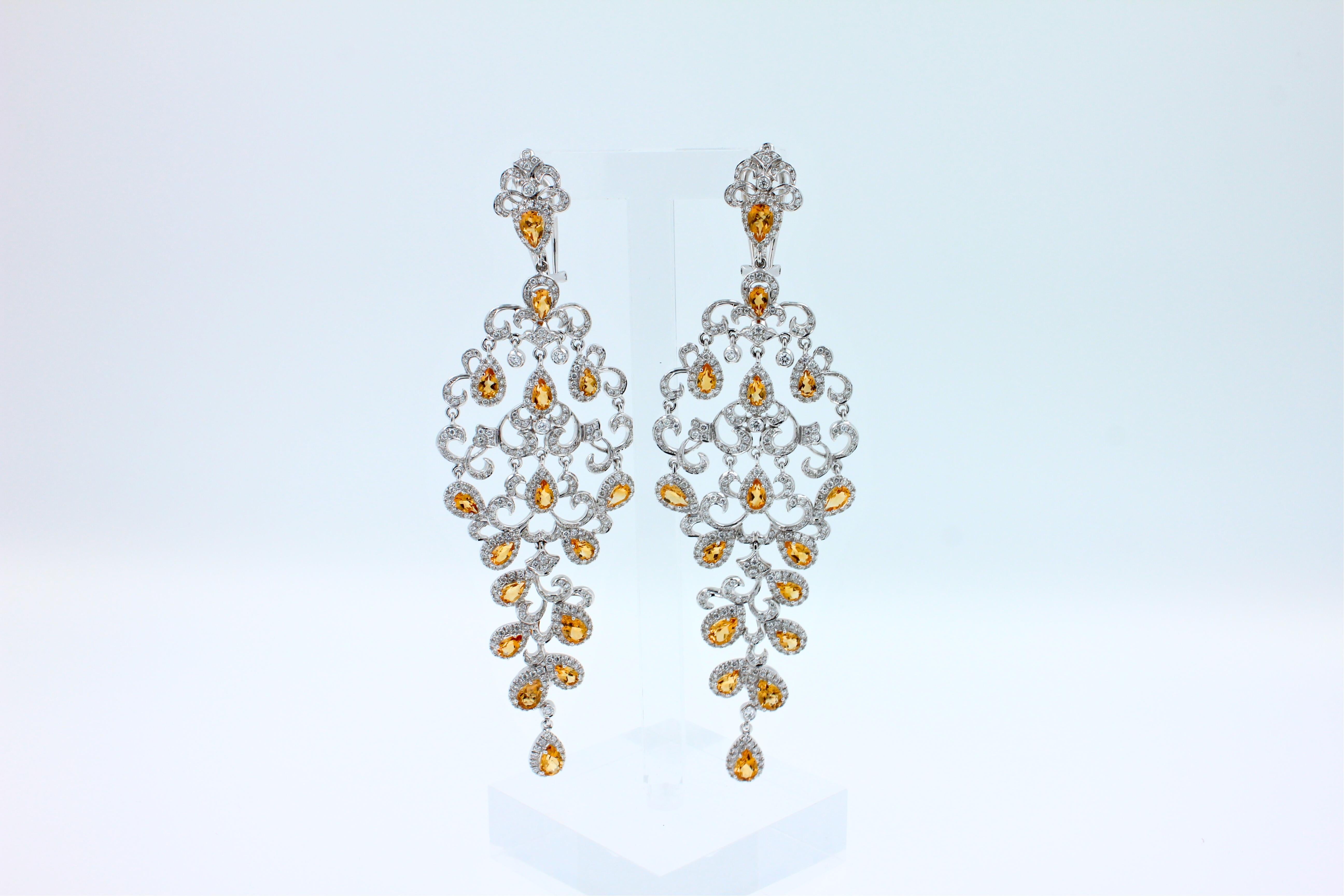 Boucles d'oreilles chandelier ornementales en or blanc 18 carats avec saphir jaune et pavé de diamants en vente 4