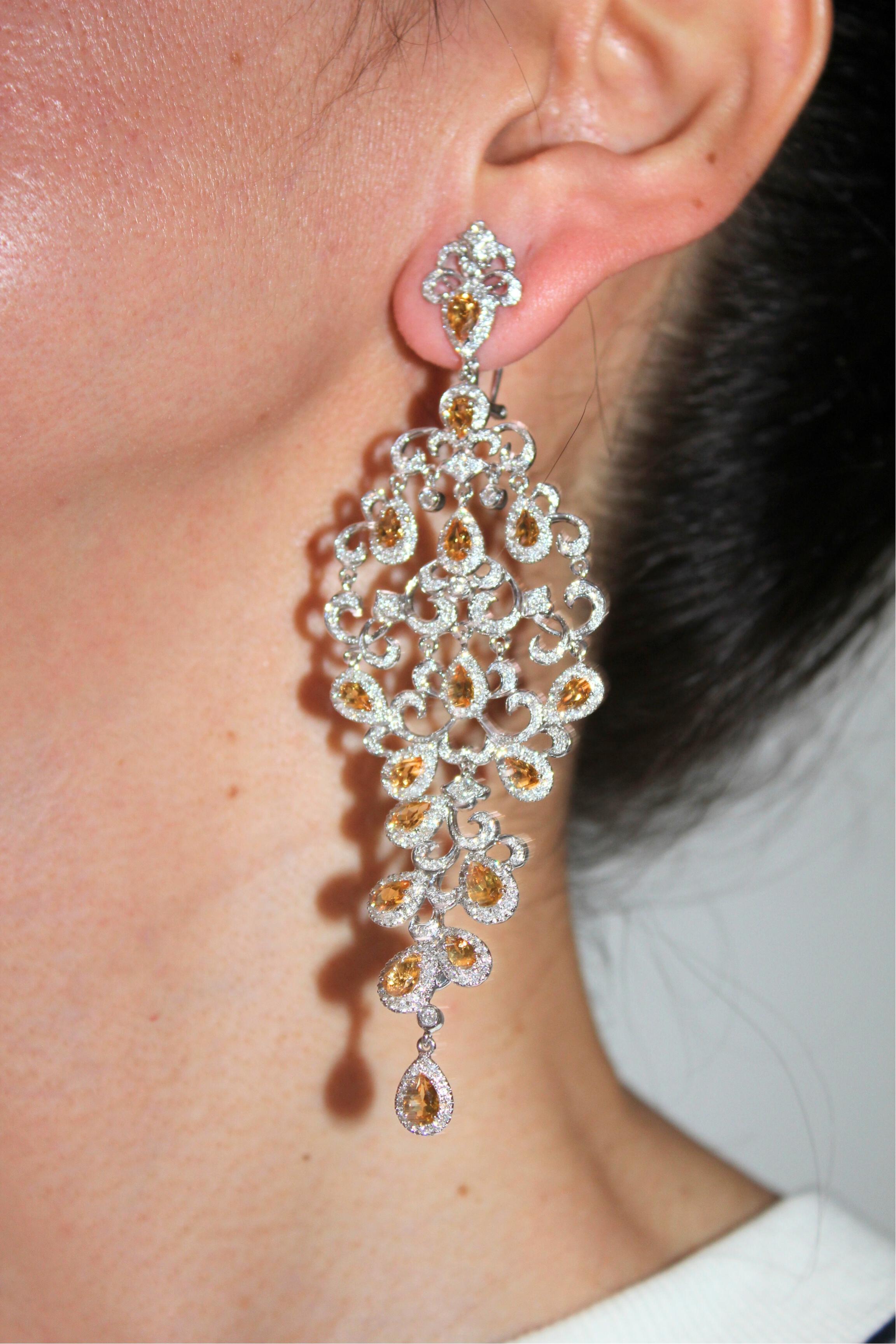 Boucles d'oreilles chandelier ornementales en or blanc 18 carats avec saphir jaune et pavé de diamants en vente 6