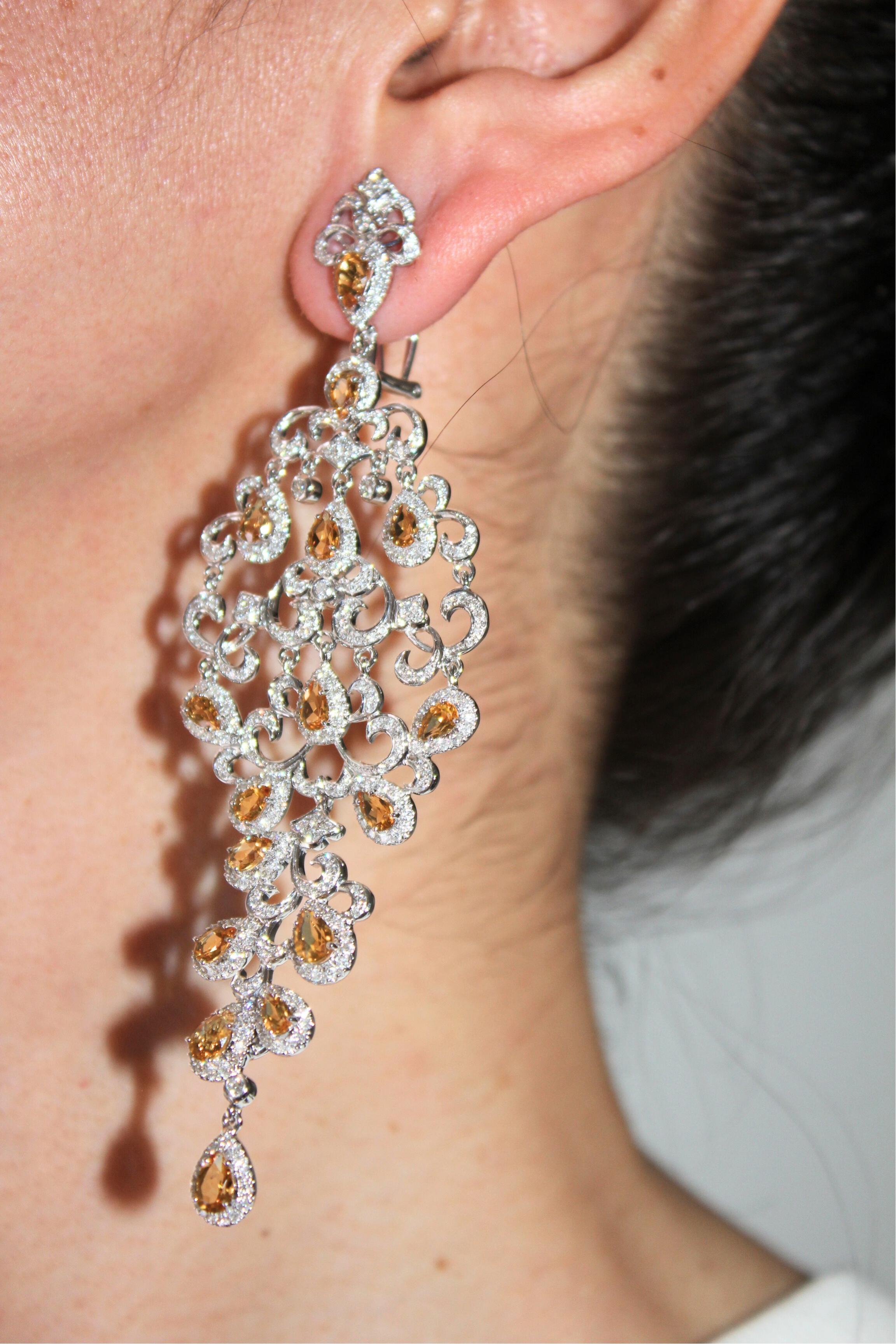 Boucles d'oreilles chandelier ornementales en or blanc 18 carats avec saphir jaune et pavé de diamants en vente 7