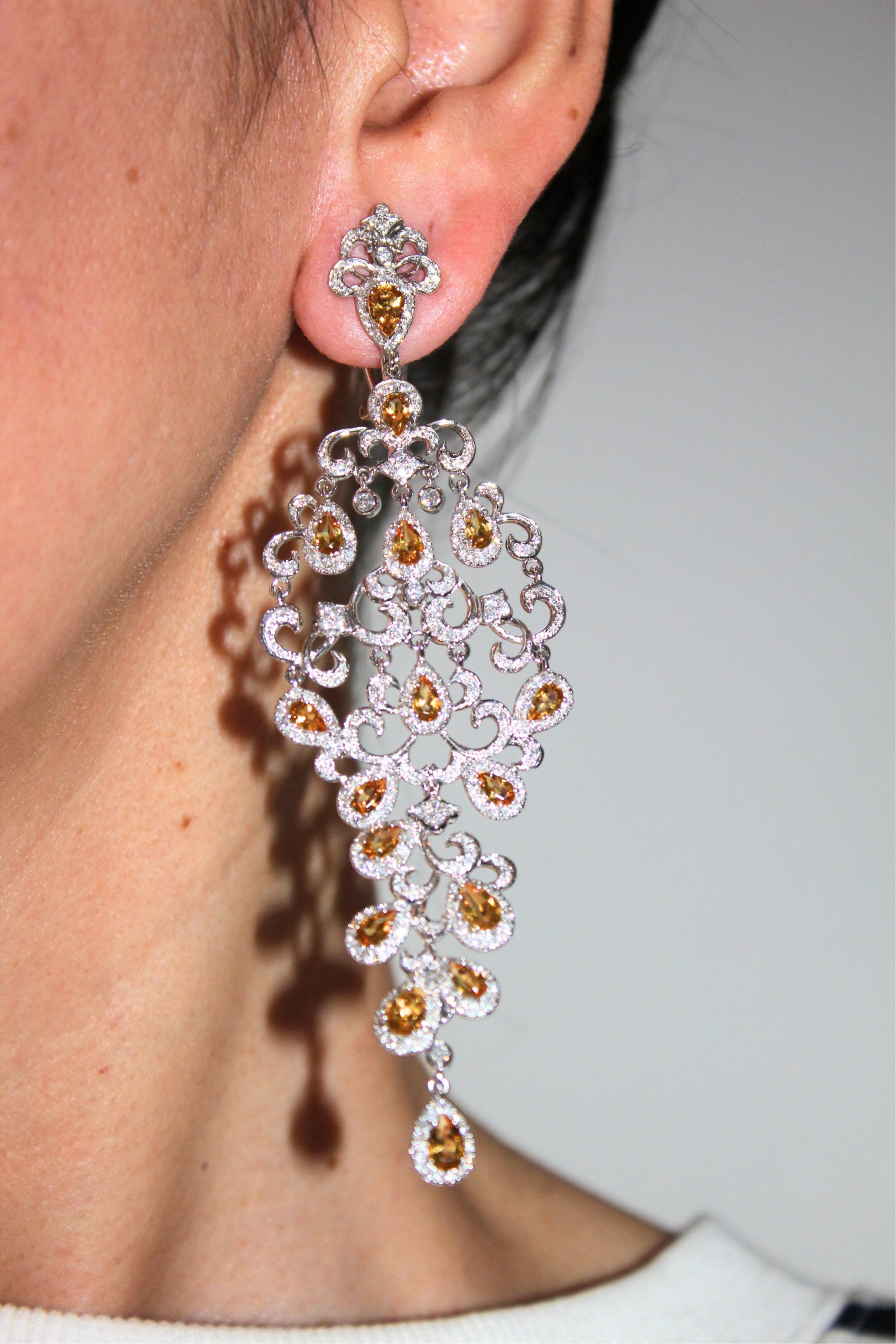 Boucles d'oreilles chandelier ornementales en or blanc 18 carats avec saphir jaune et pavé de diamants en vente 8