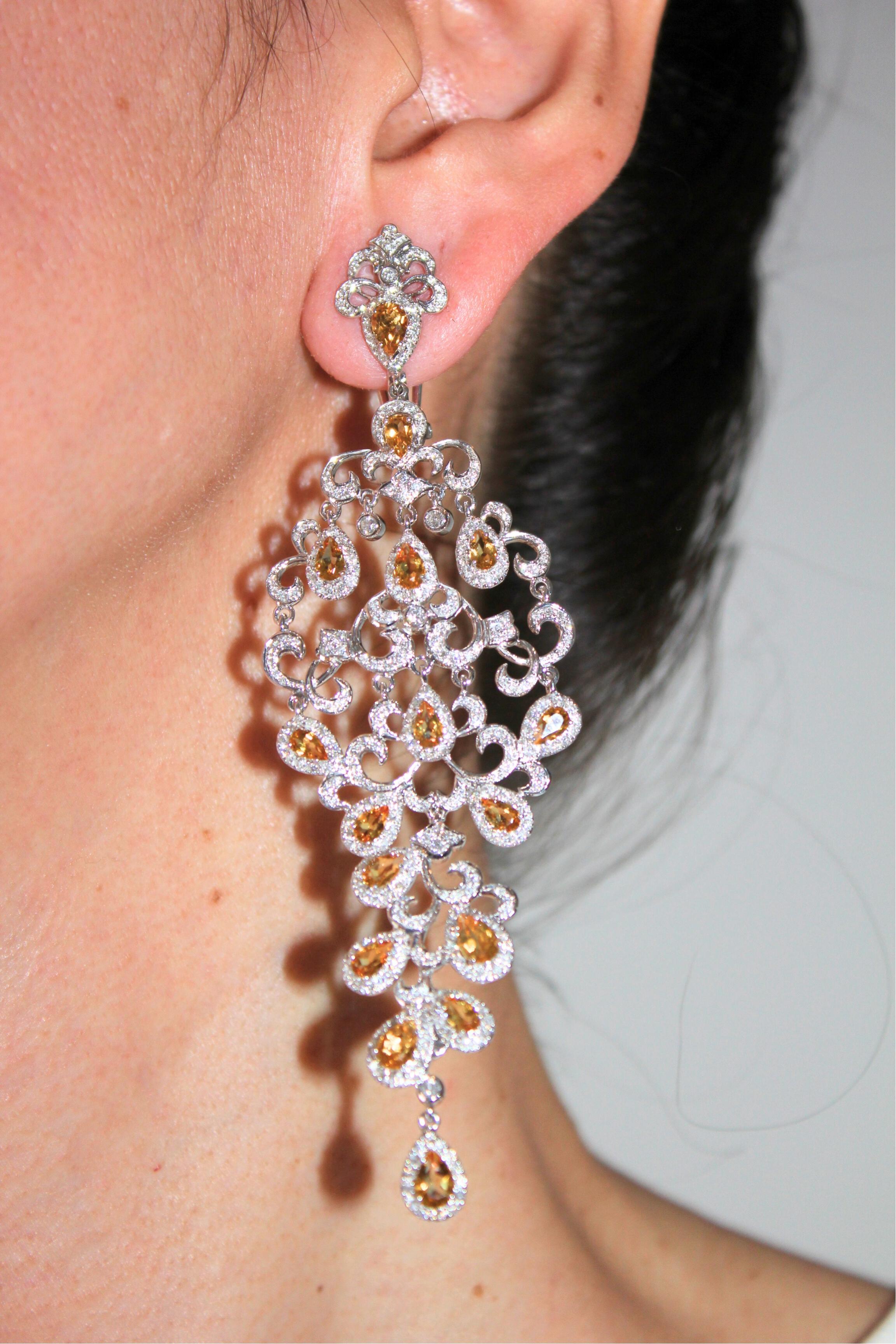 Boucles d'oreilles chandelier ornementales en or blanc 18 carats avec saphir jaune et pavé de diamants en vente 9