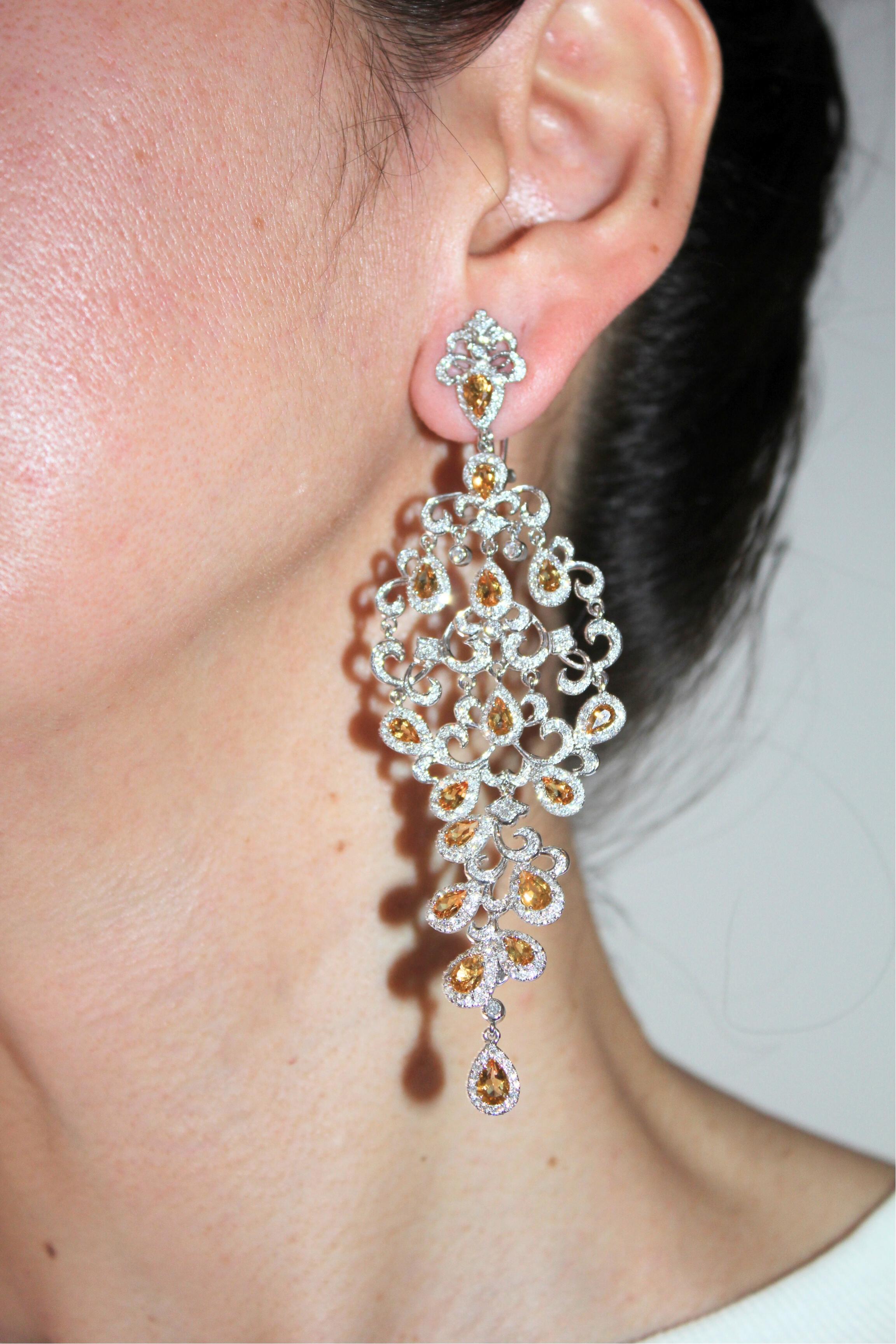 Boucles d'oreilles chandelier ornementales en or blanc 18 carats avec saphir jaune et pavé de diamants en vente 10
