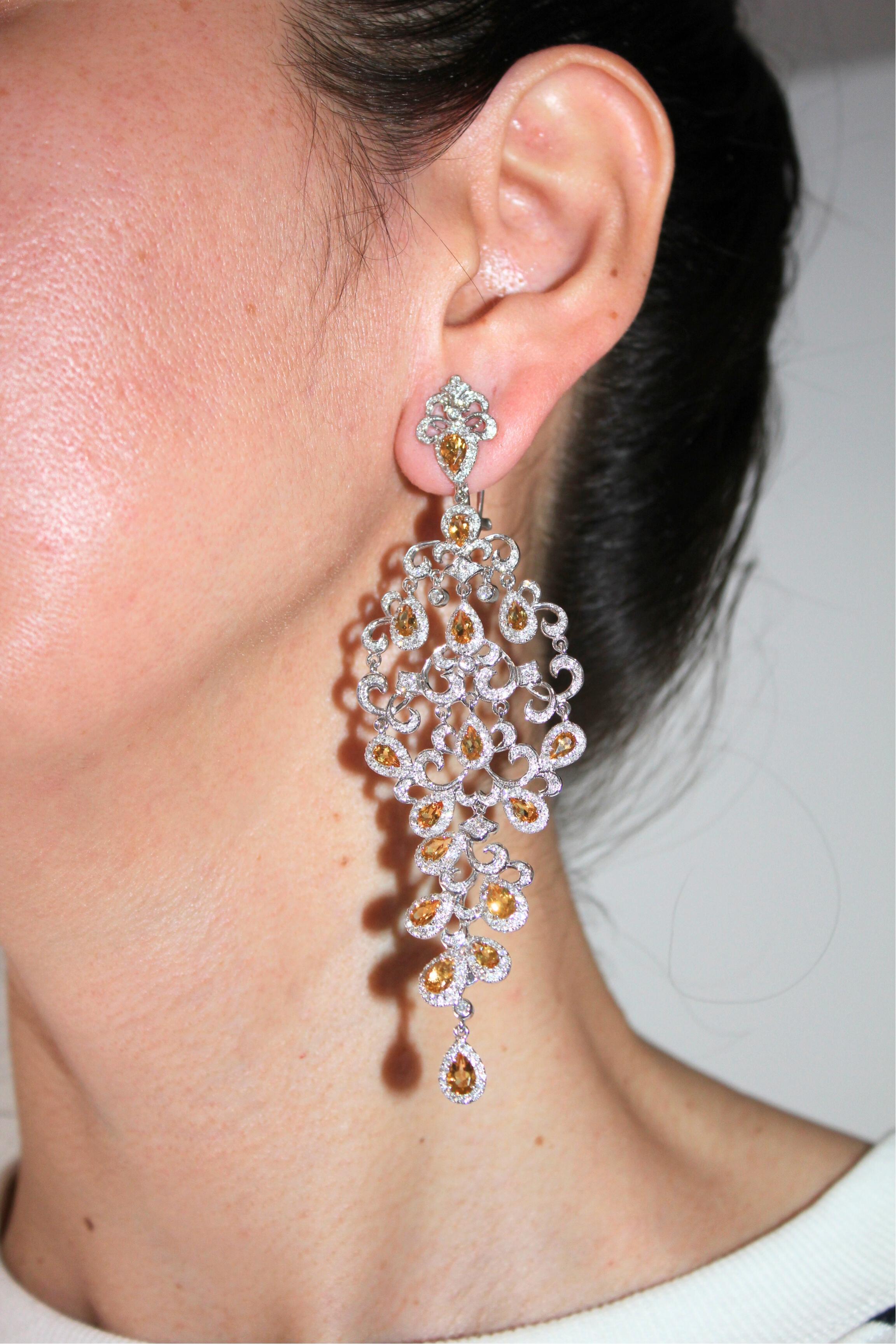 Boucles d'oreilles chandelier ornementales en or blanc 18 carats avec saphir jaune et pavé de diamants en vente 11
