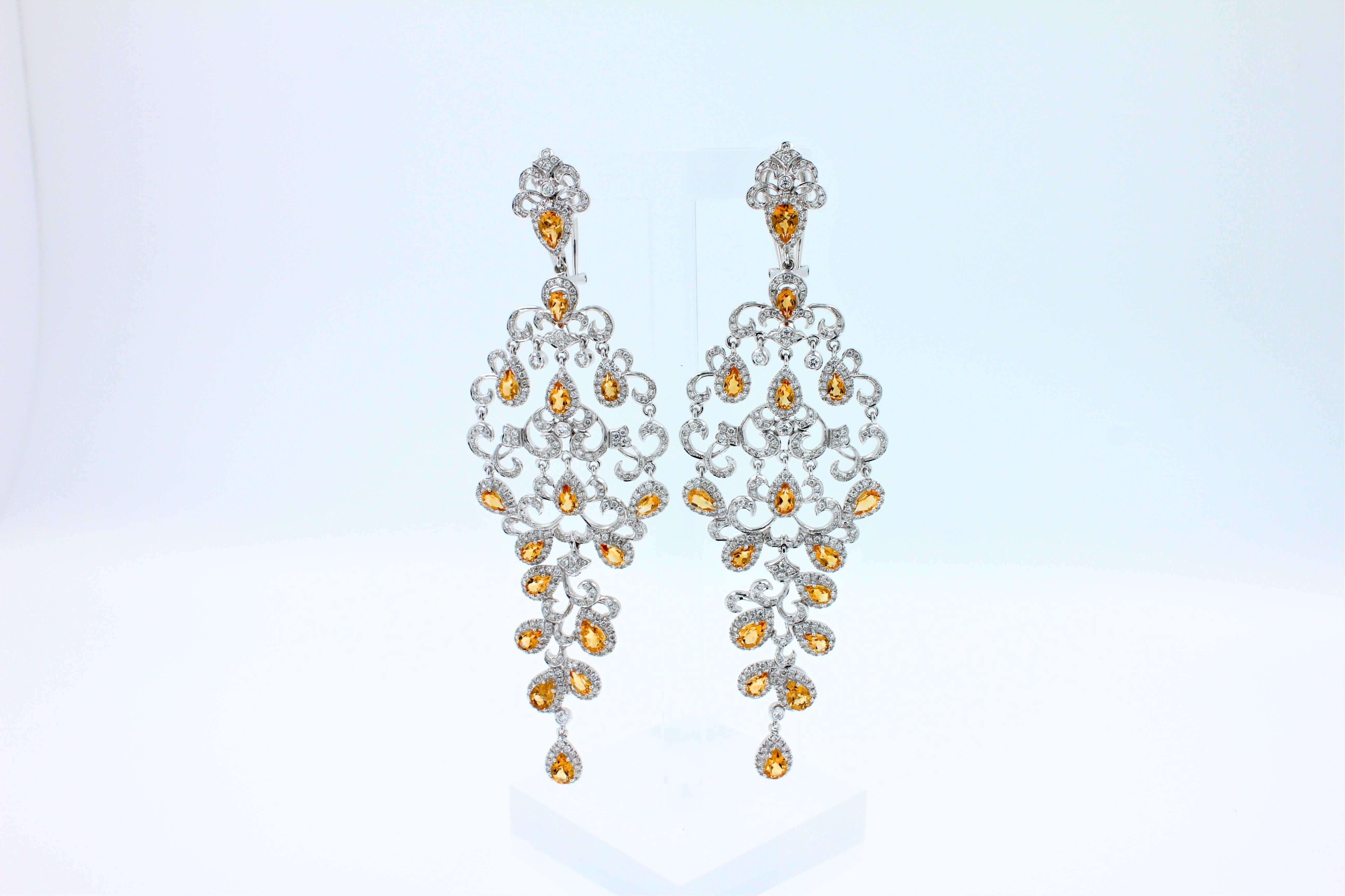 Art déco Boucles d'oreilles chandelier ornementales en or blanc 18 carats avec saphir jaune et pavé de diamants en vente