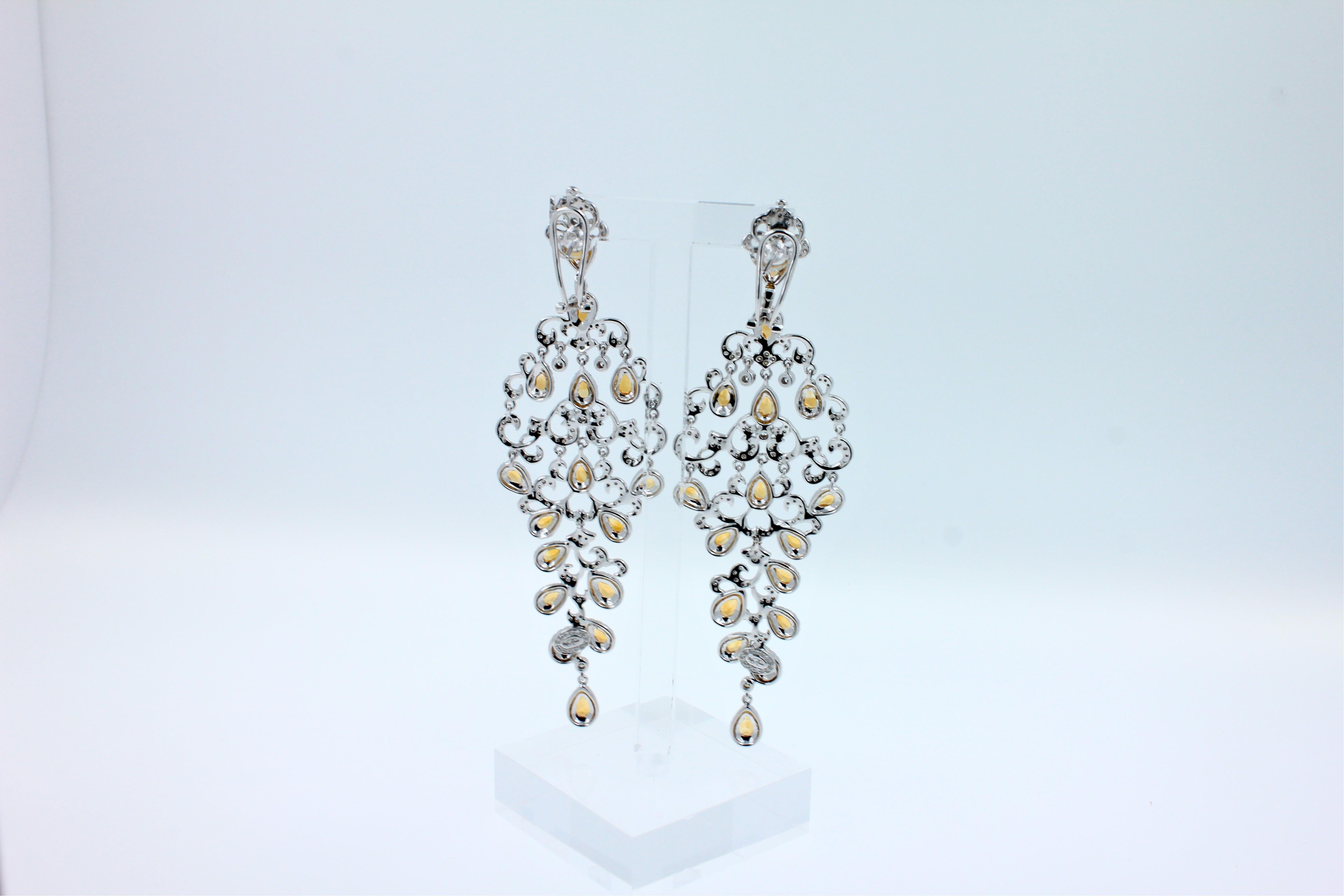 Boucles d'oreilles chandelier ornementales en or blanc 18 carats avec saphir jaune et pavé de diamants en vente 2