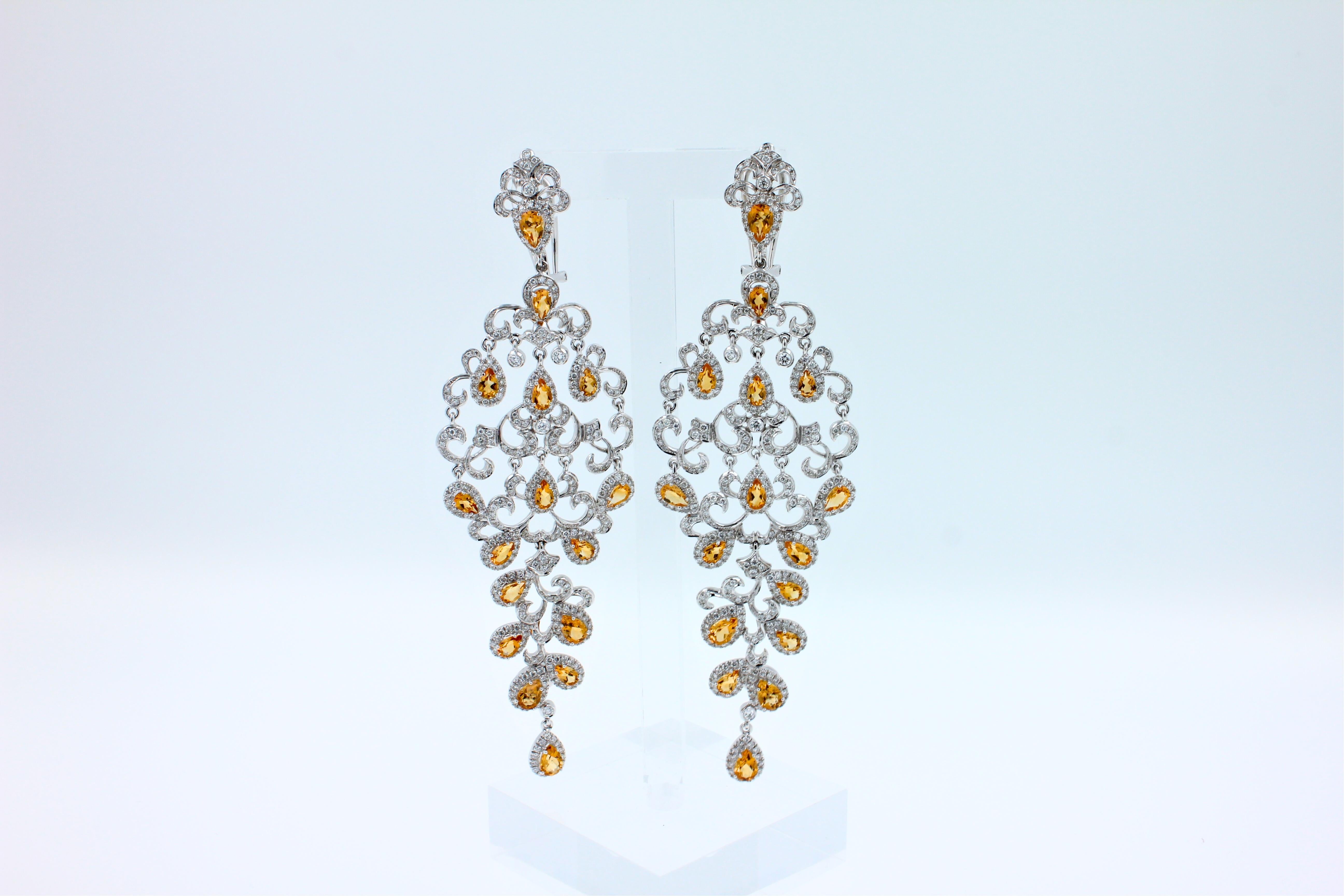 Boucles d'oreilles chandelier ornementales en or blanc 18 carats avec saphir jaune et pavé de diamants en vente 3