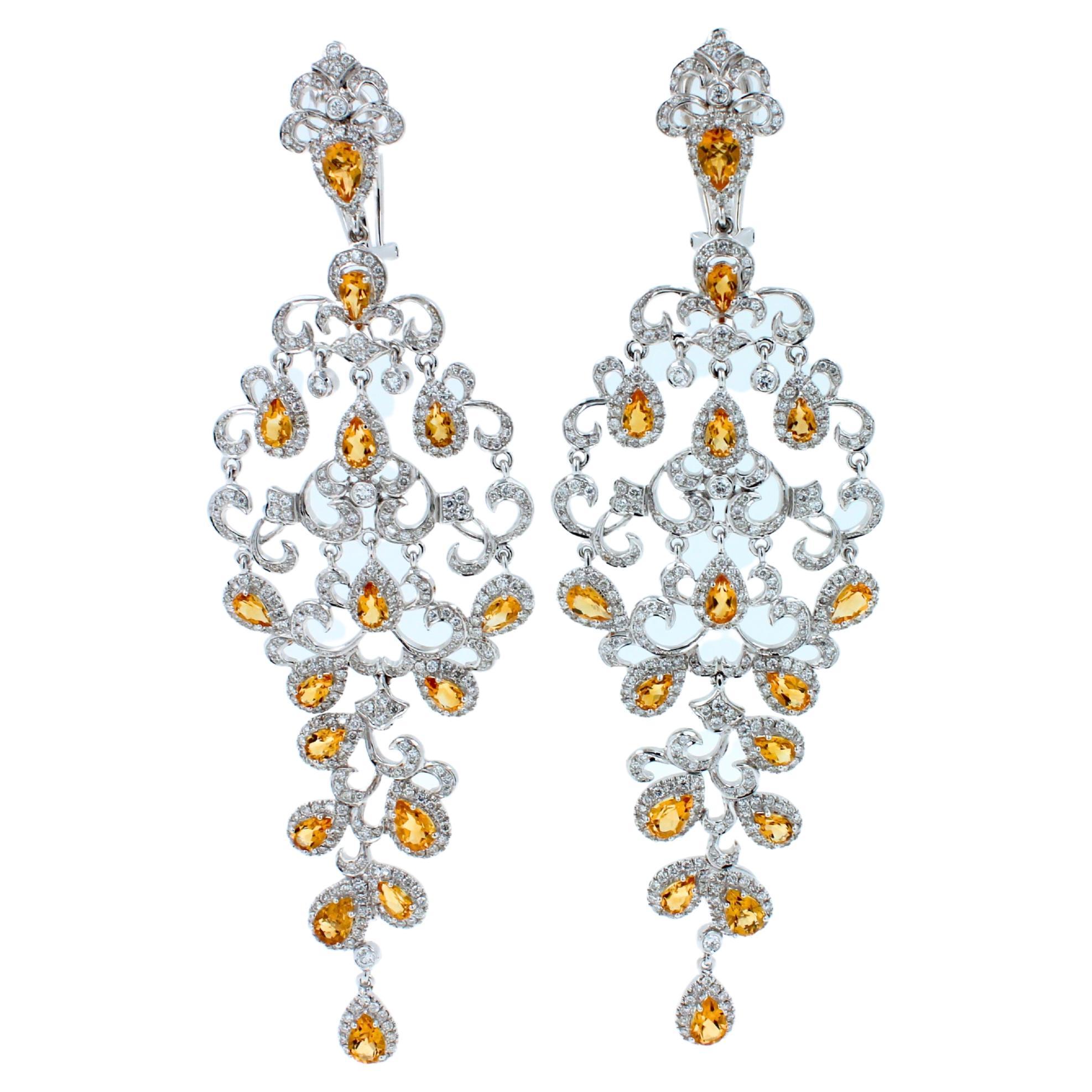 Boucles d'oreilles chandelier ornementales en or blanc 18 carats avec saphir jaune et pavé de diamants