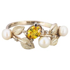 Bague en saphir jaune, perle et diamants en or 14k. 