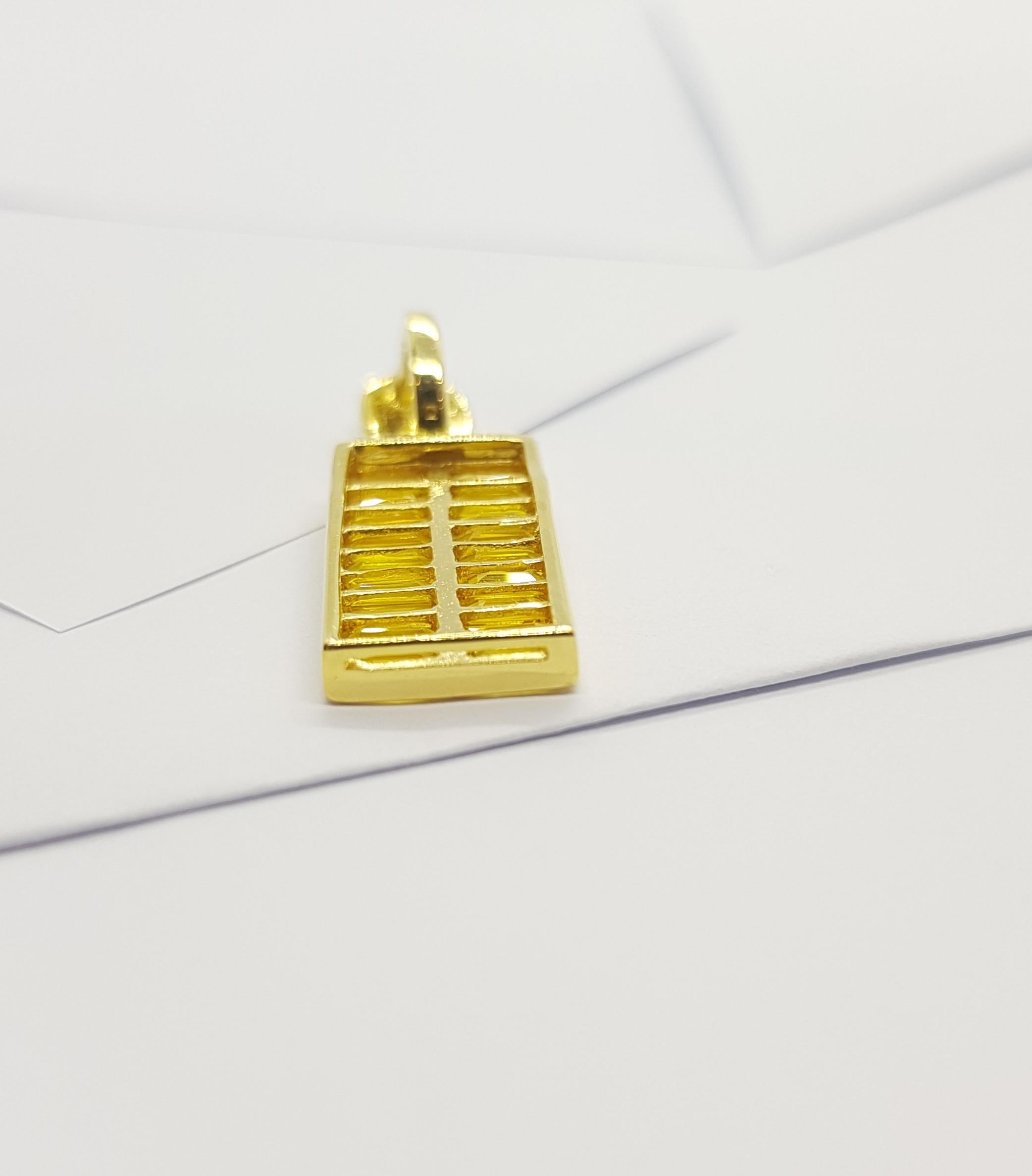 Taille baguette Pendentif en saphir jaune serti dans des montures en or 18 carats en vente