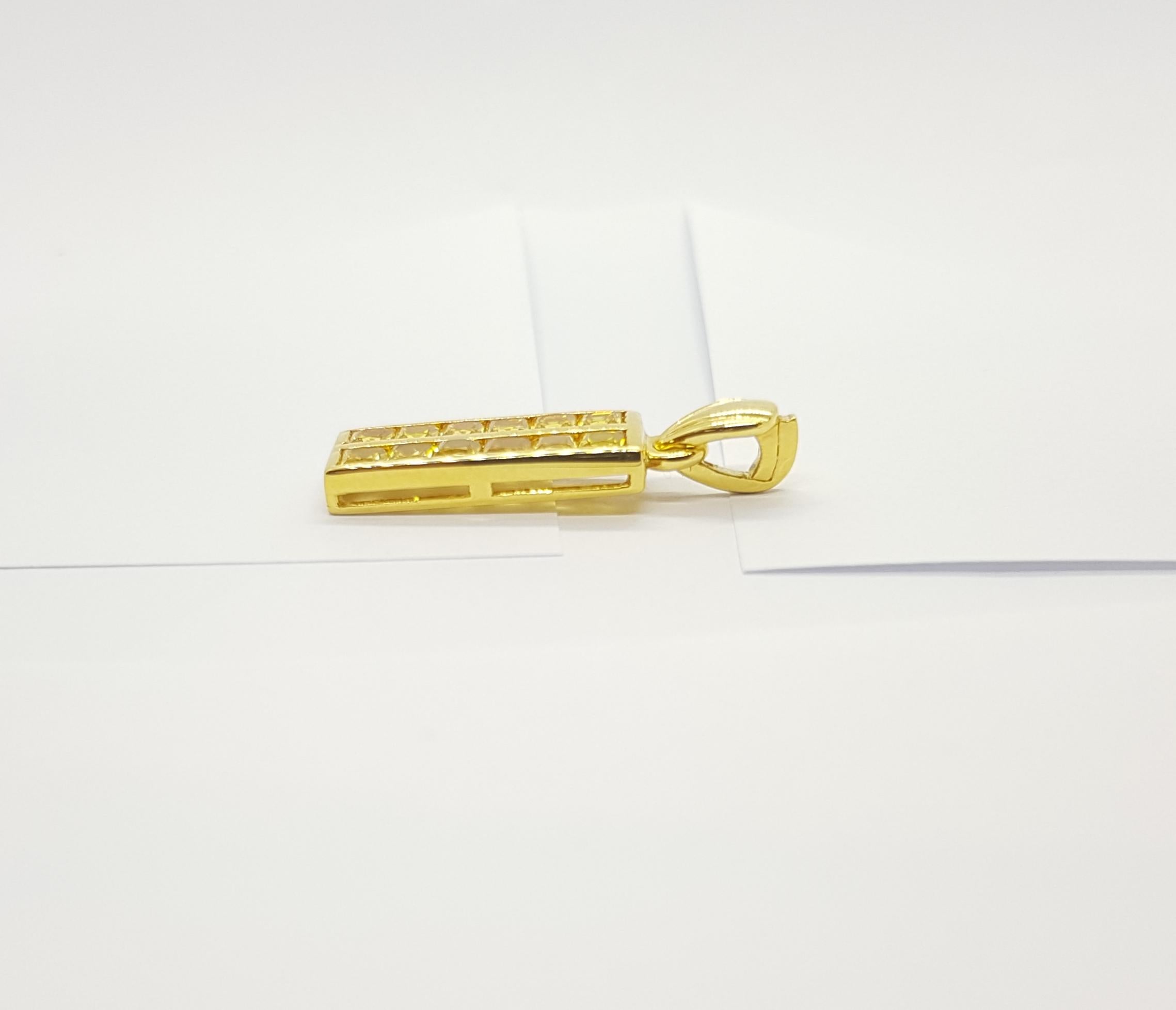 Pendentif en saphir jaune serti dans des montures en or 18 carats Neuf - En vente à Bangkok, TH