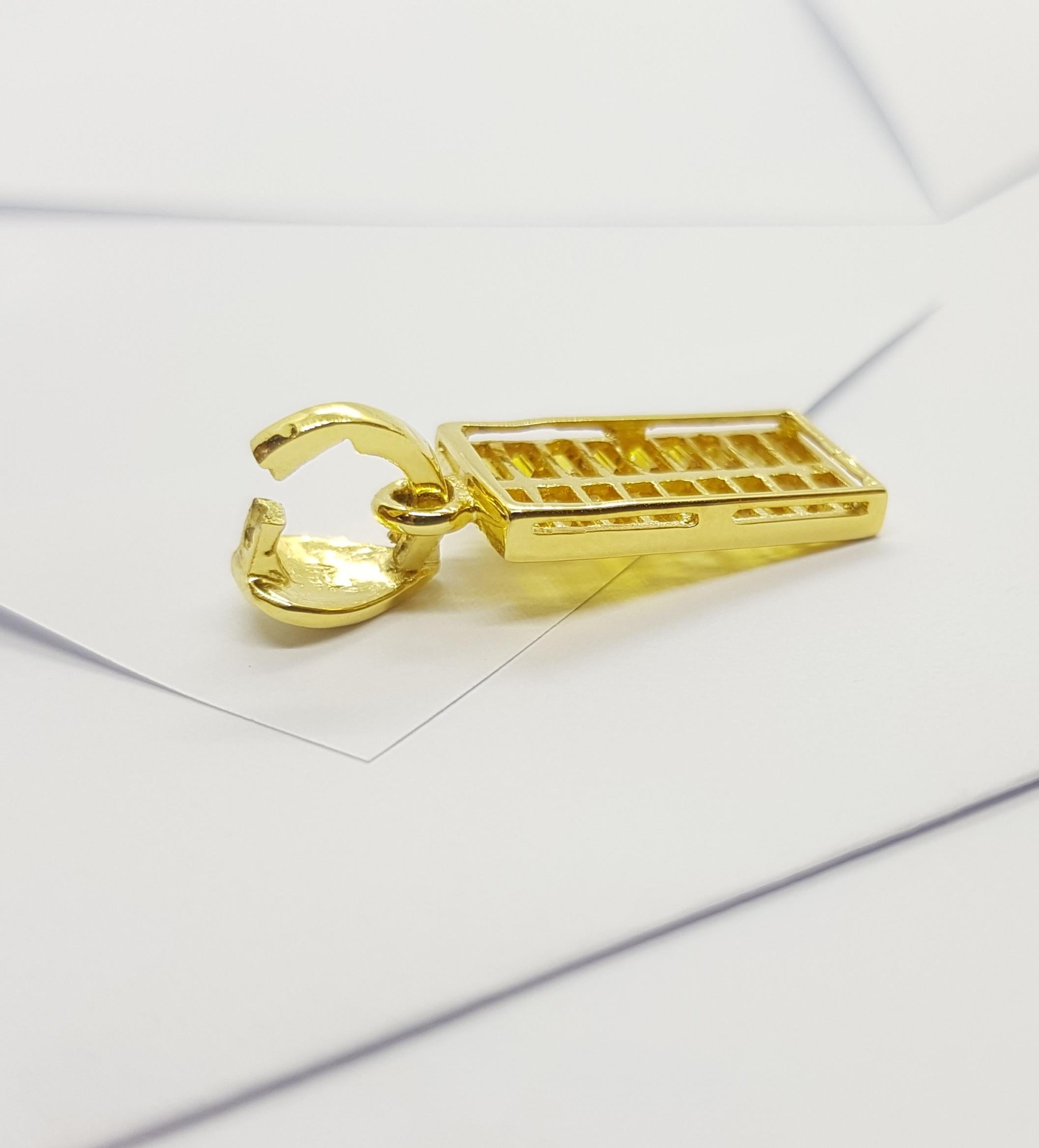 Pendentif en saphir jaune serti dans des montures en or 18 carats en vente 1