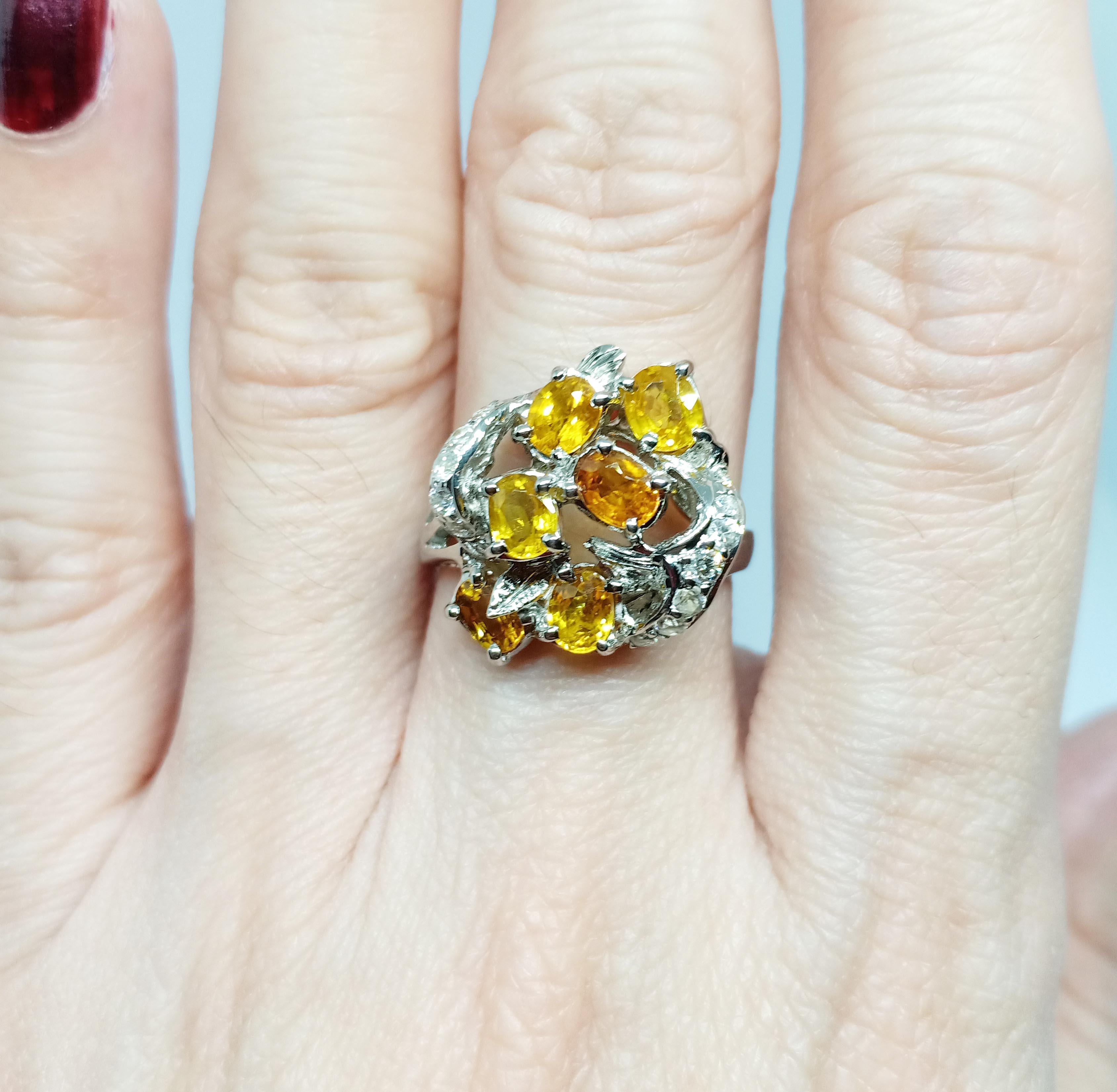 Yellow sapphire ring ( 1.75 cts) Silver in White gold Plated. For Sale 2