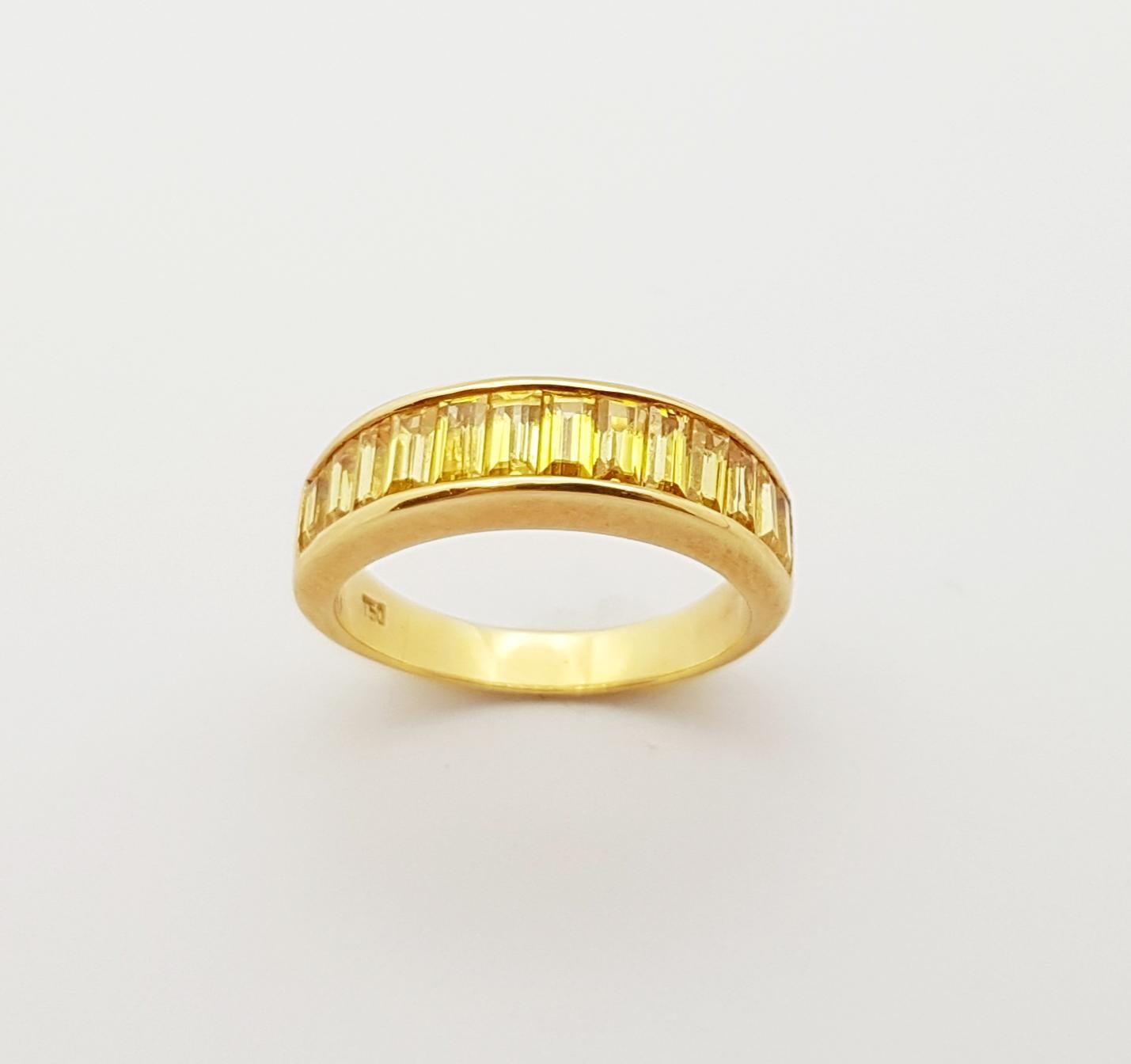 Women's or Men's Yellow Sapphire Ring Set in 18 Karat Gold Settings For Sale