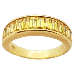 Anillo de zafiro amarillo engastado en oro de 18 quilates