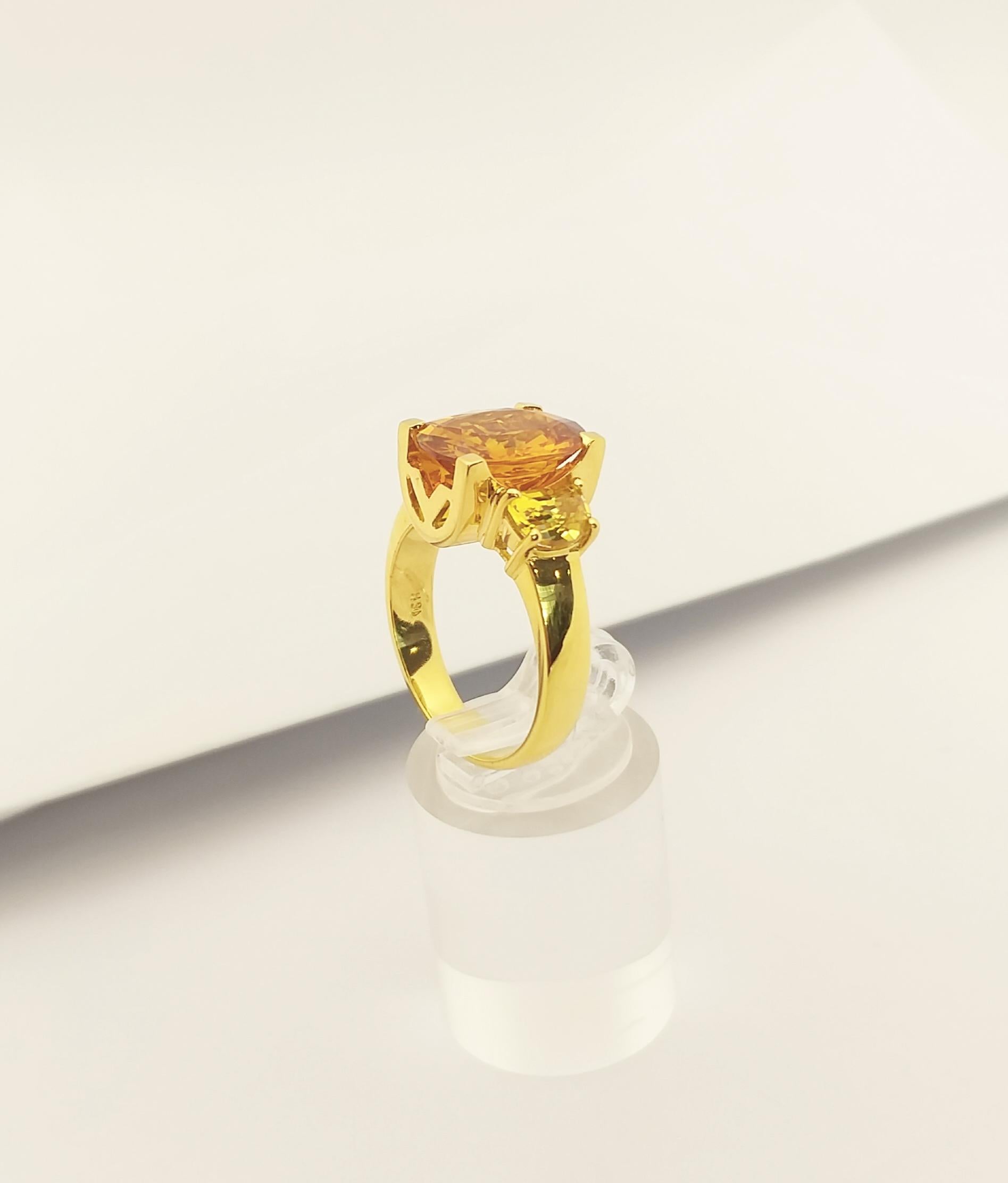 Saphir jaune 5,46 carats et saphir jaune 1,87 carats Bague en or 18 carats

Largeur :  1,7 cm 
Longueur : 1.3 cm
Taille de l'anneau : 58
Poids total : 11,93 grammes

