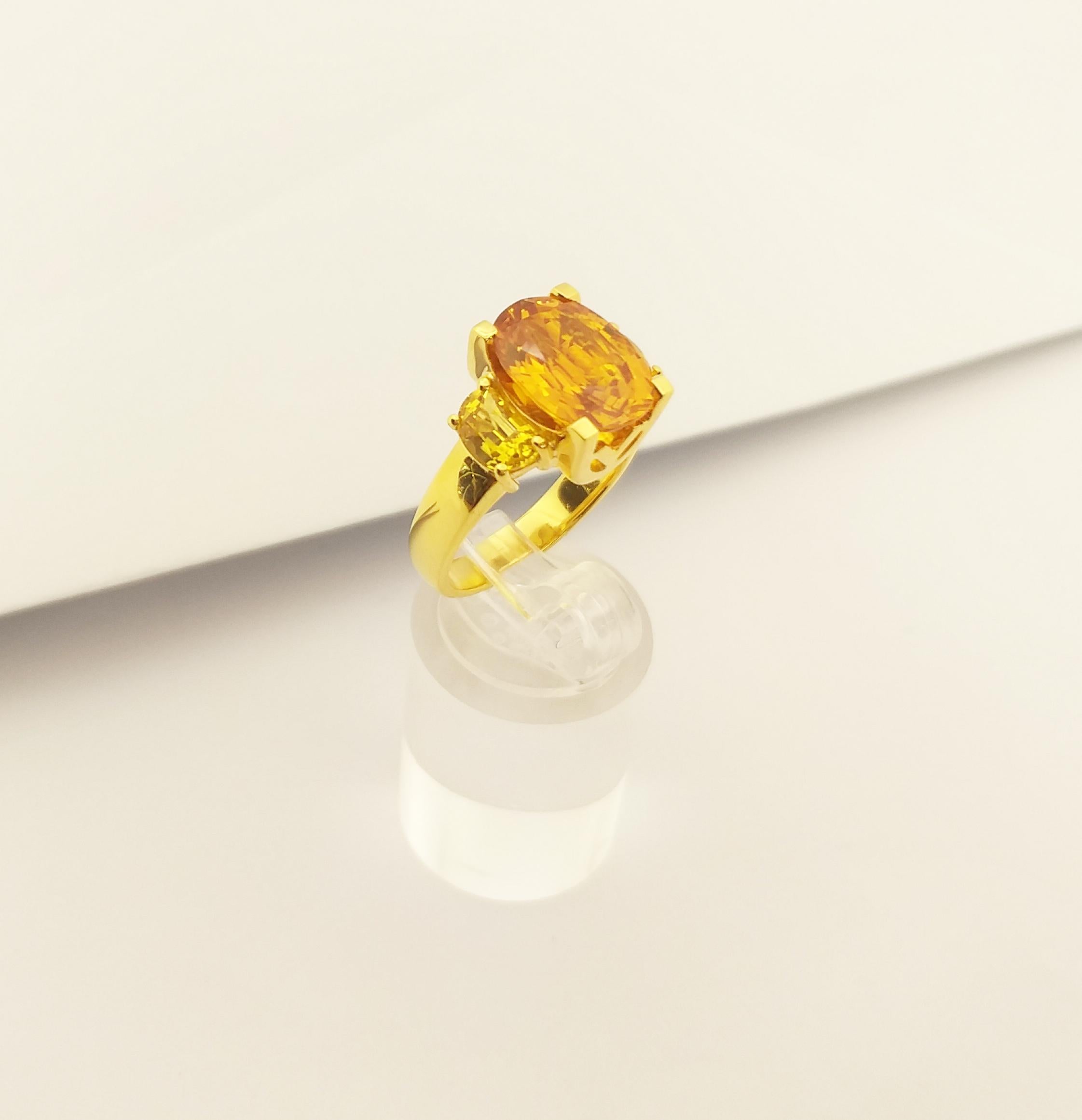 Contemporain Bague en saphir jaune sertie d'or 18 carats en vente