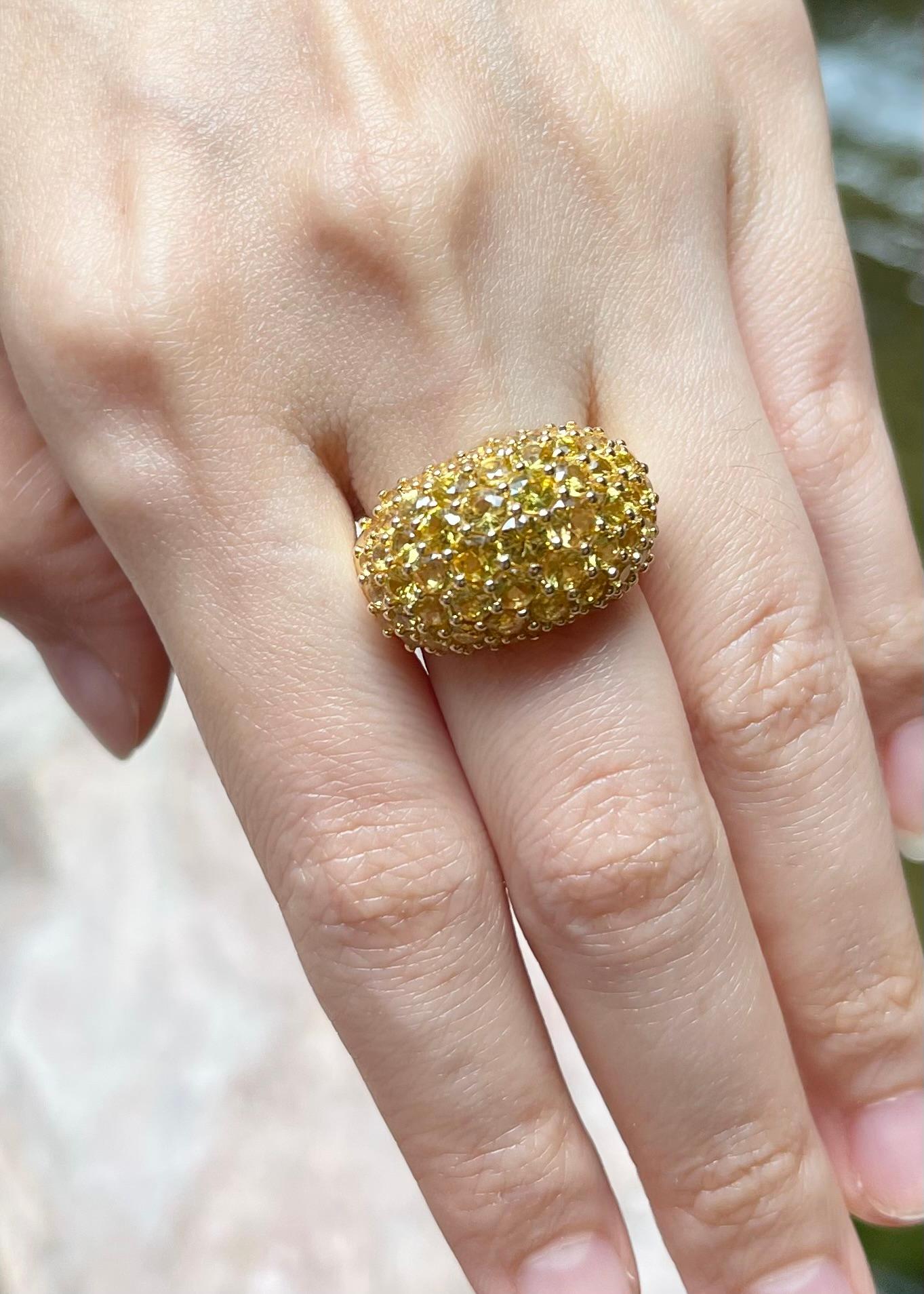 Taglio rotondo Anello con zaffiro giallo incastonato in oro 18 carati in vendita