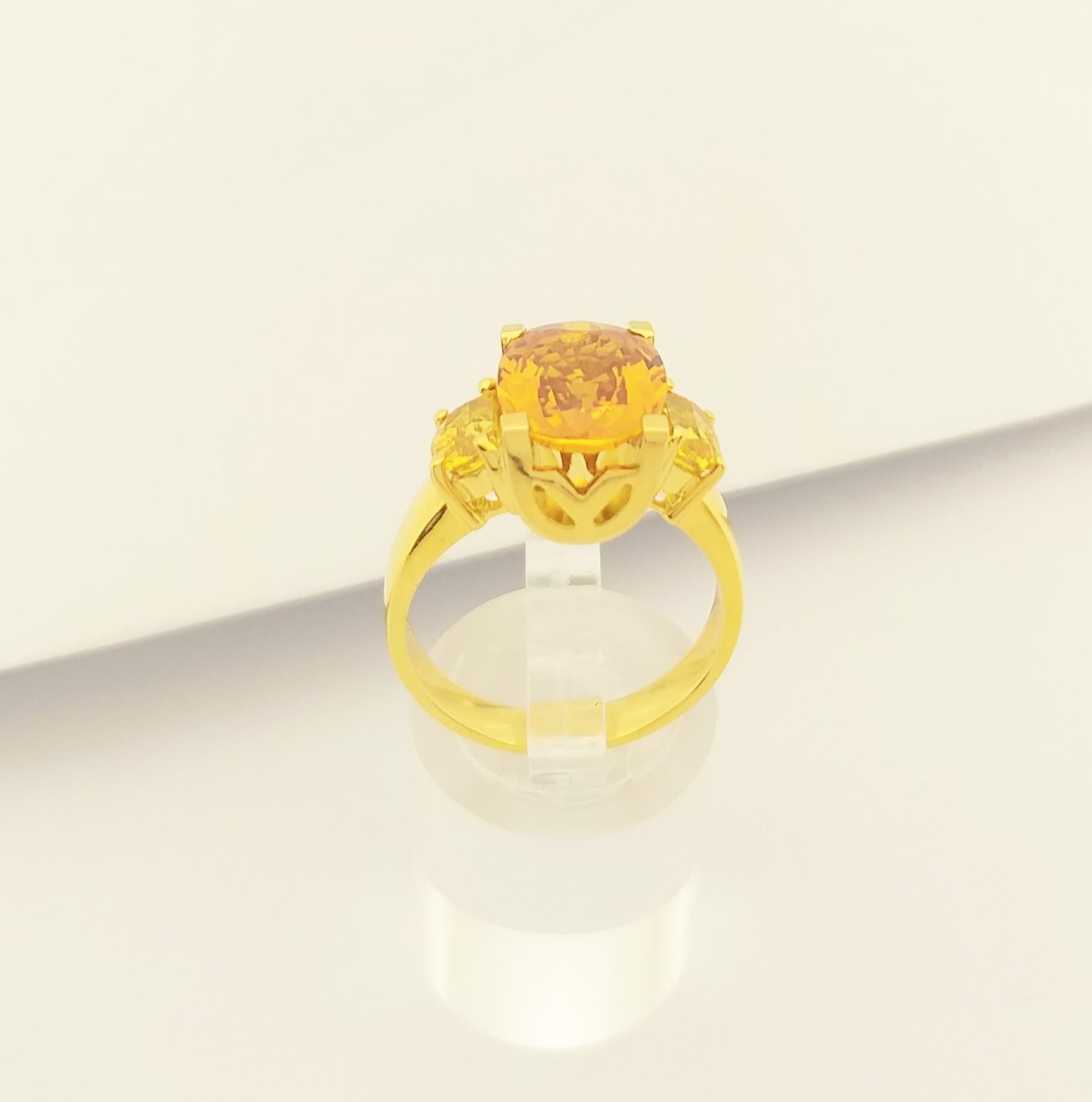 Yellow Sapphire Ring set in 18K Gold Settings In New Condition For Sale In Bangkok, TH