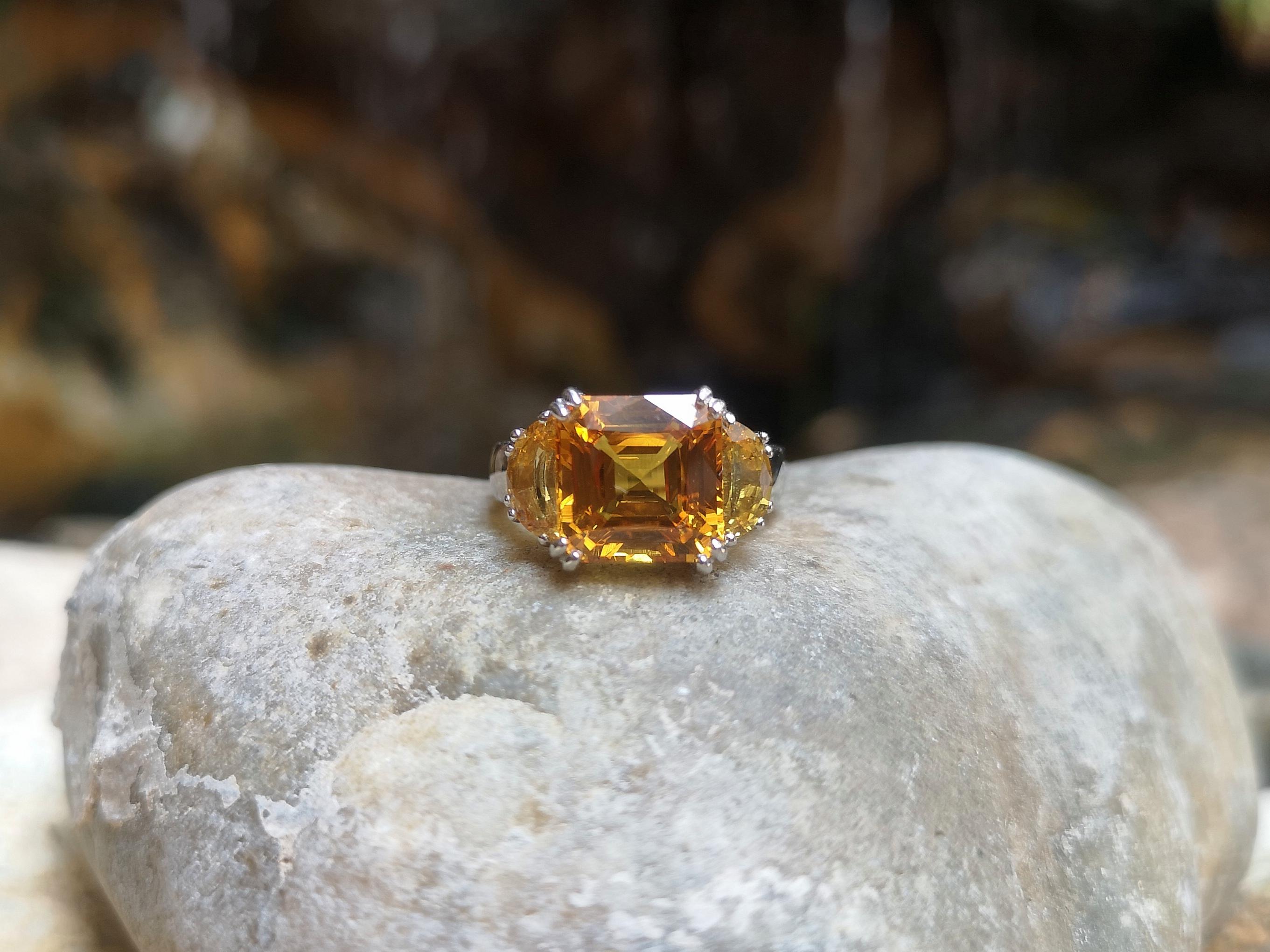 Bague en platine sertie d'un saphir jaune en sertissage 950 en vente 1